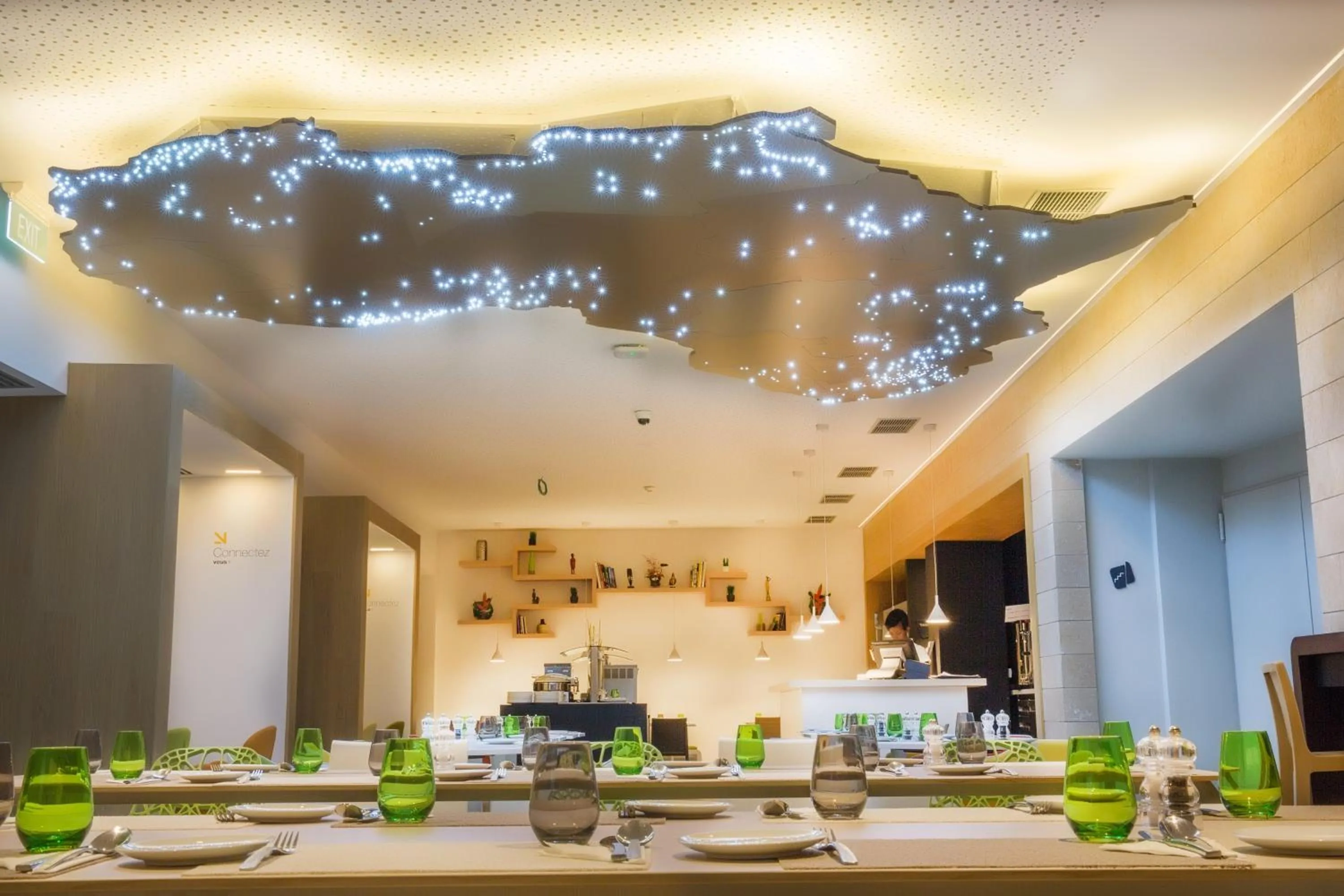 Restaurant/places to eat in Seen Hotel Abidjan Plateau