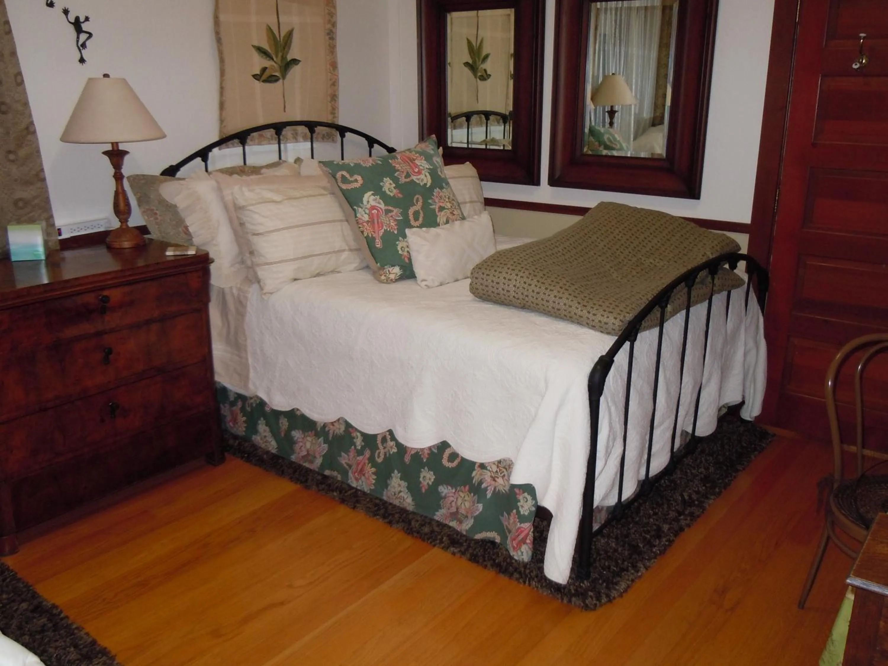 Photo of the whole room in The Giraffe