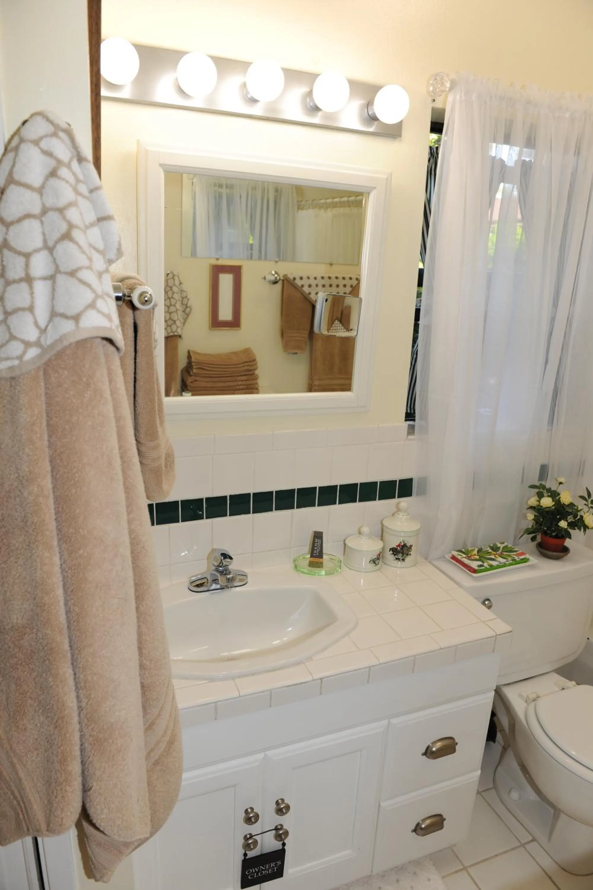 Bathroom in The Giraffe