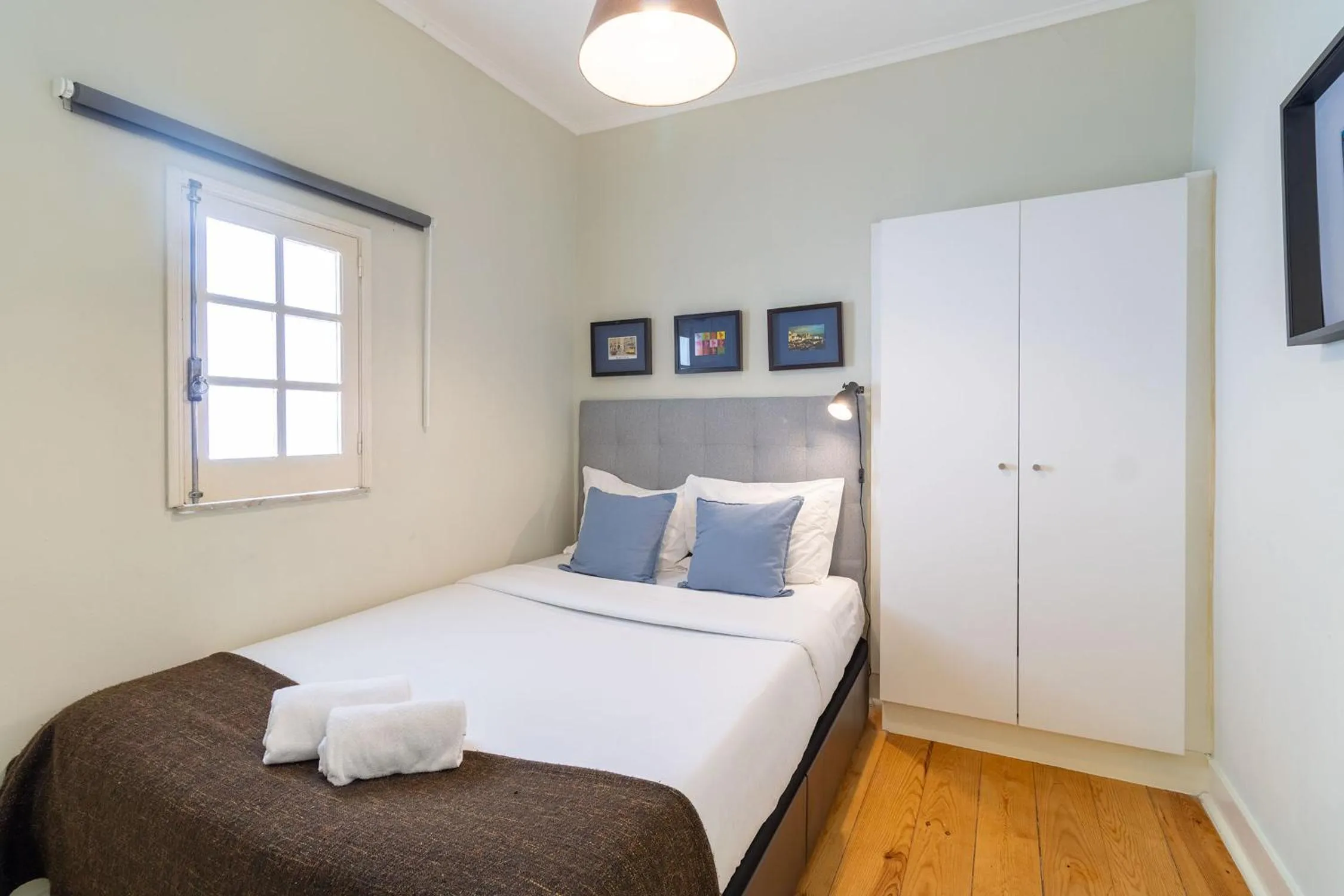 Bedroom, Bed in Diario de Noticias by Central Hill Apartments