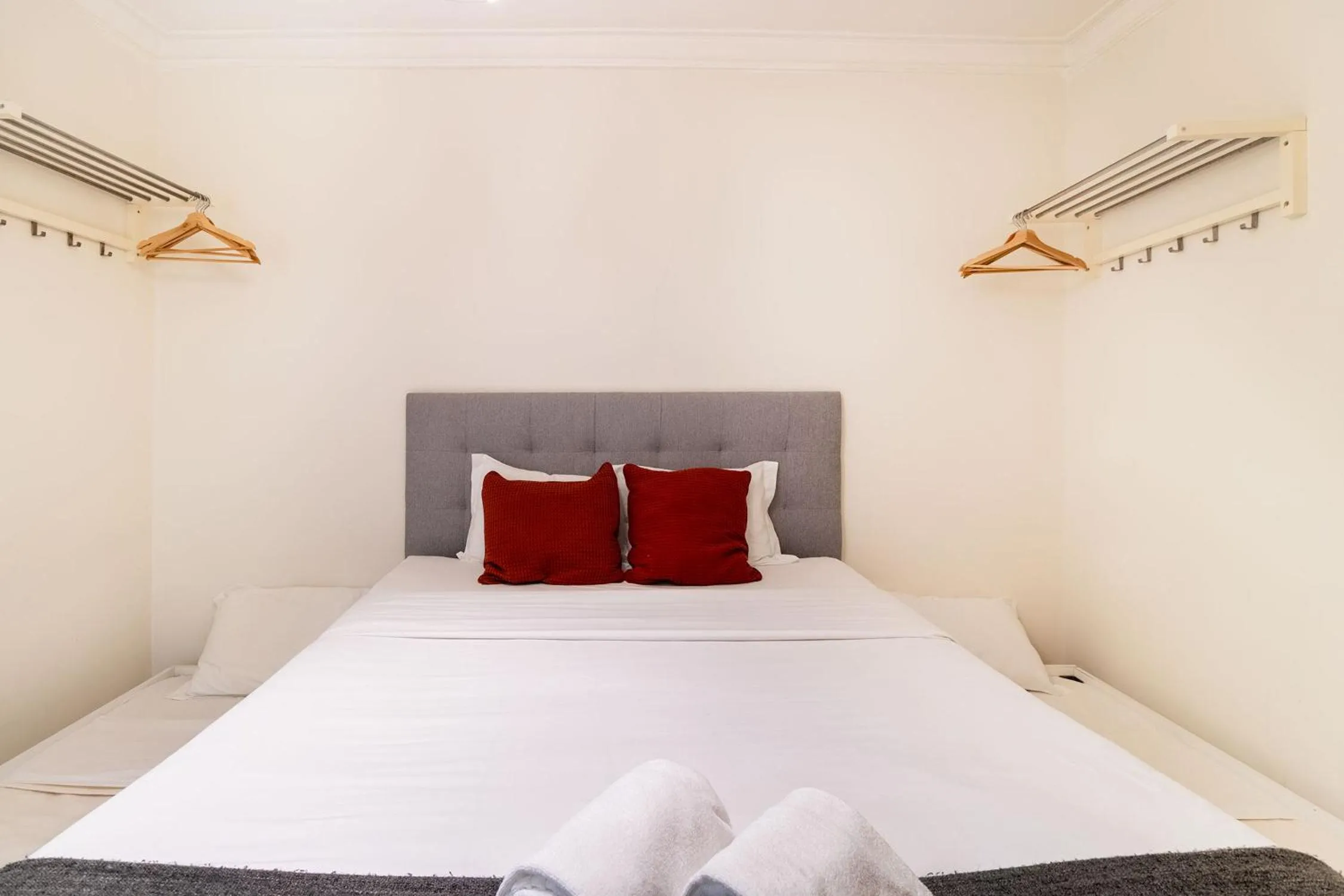 Bedroom, Bed in Diario de Noticias by Central Hill Apartments