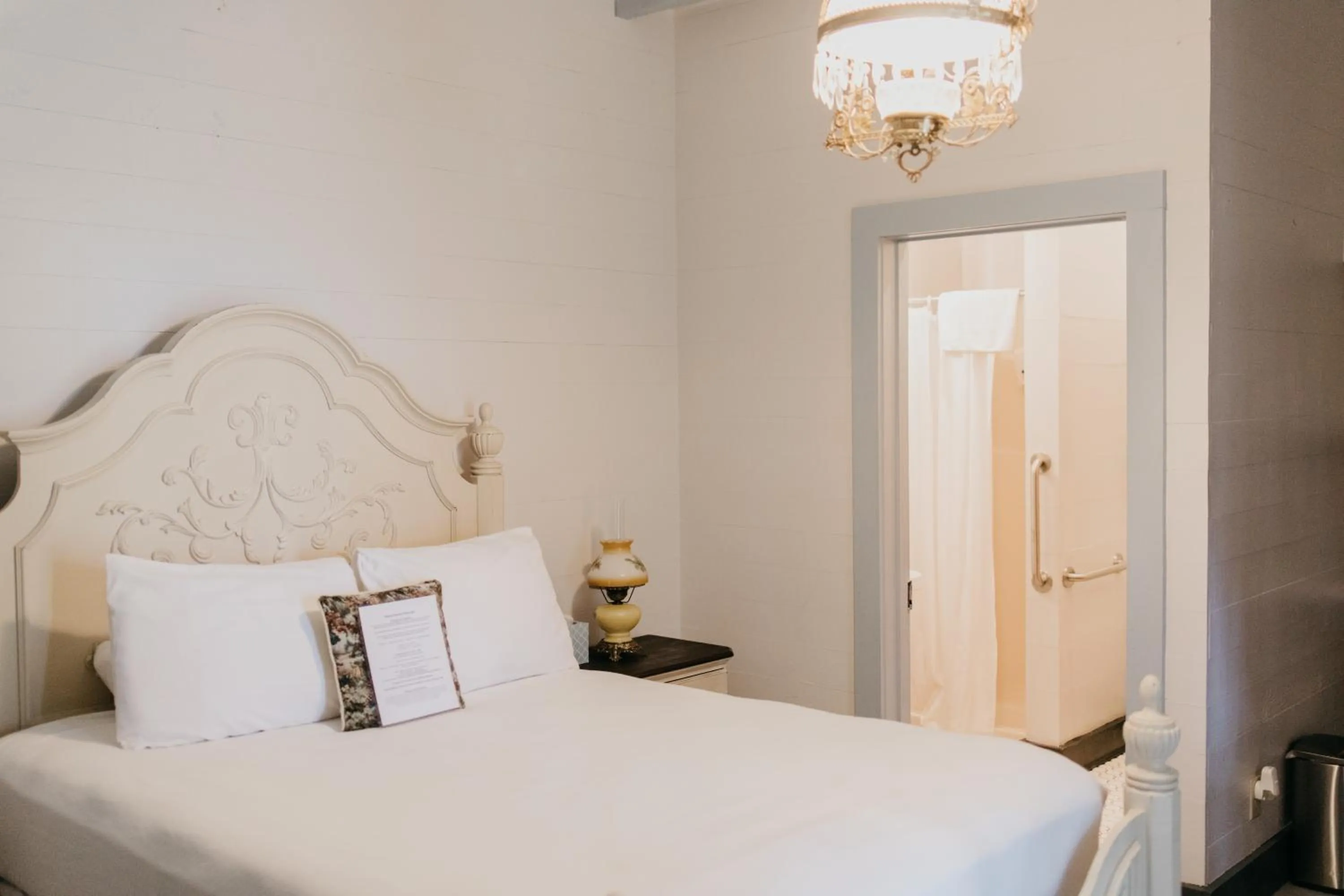 Bed in Maison Mouton Bed & Breakfast