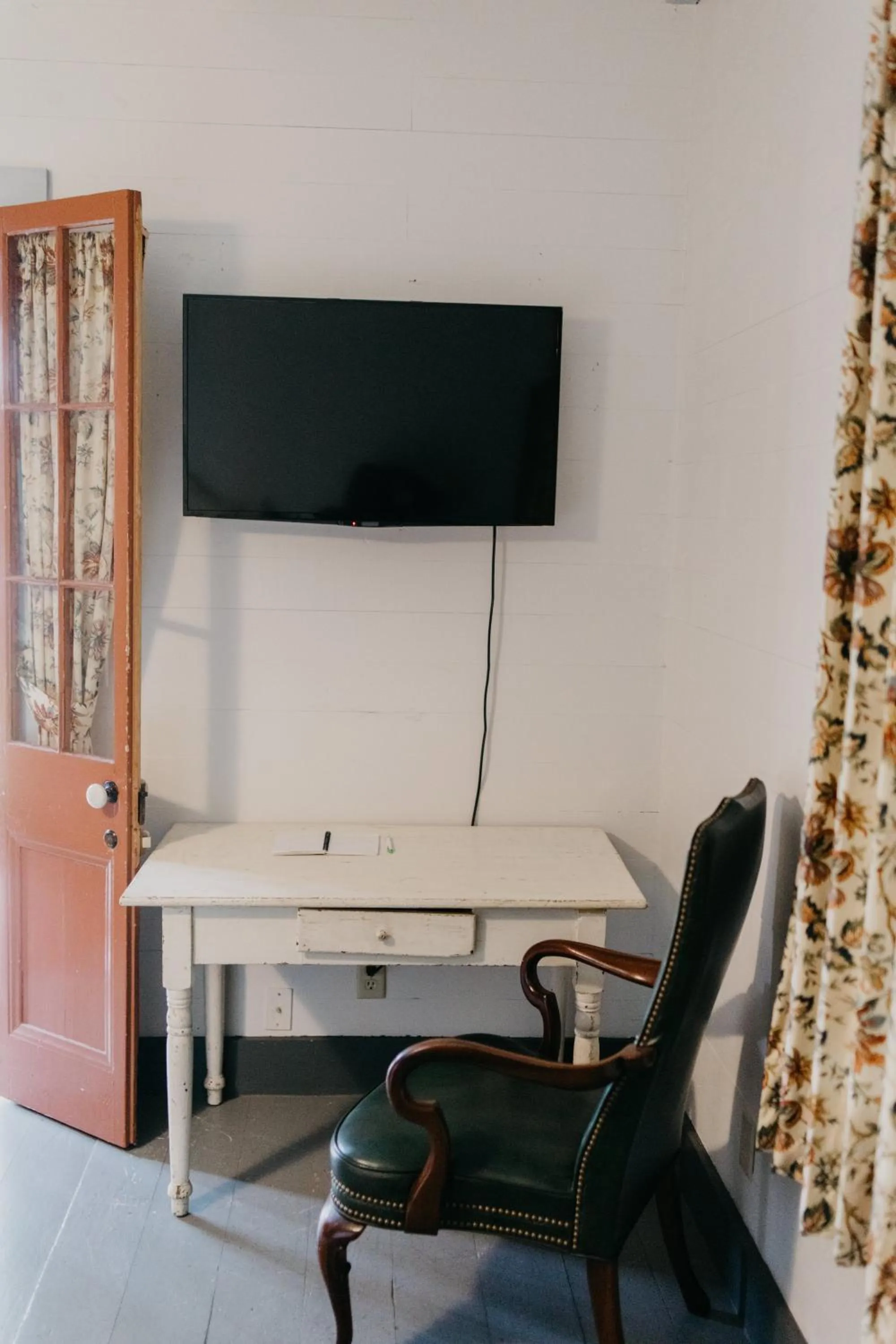 TV and multimedia in Maison Mouton Bed & Breakfast