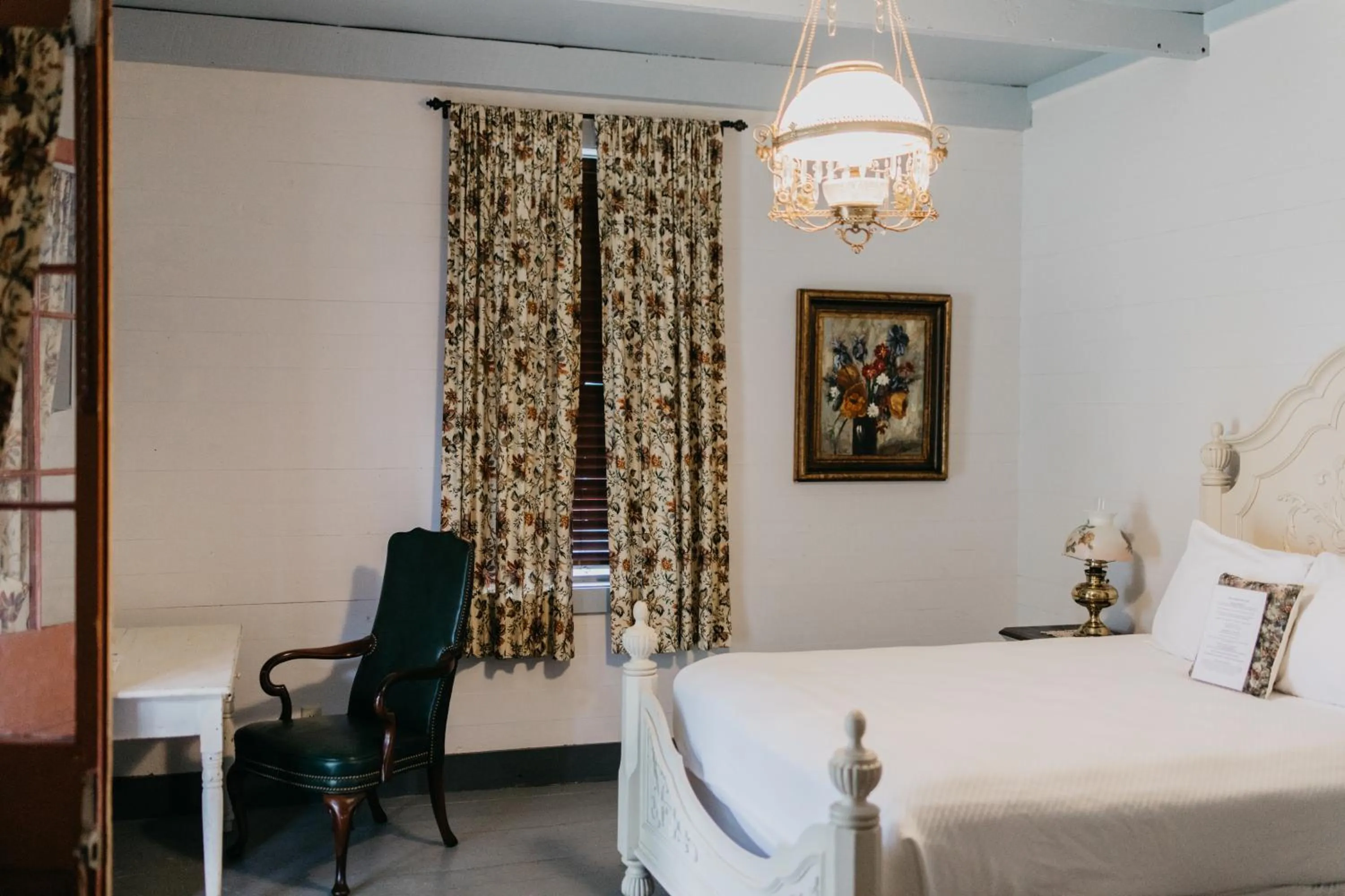 Living room, Bed in Maison Mouton Bed & Breakfast