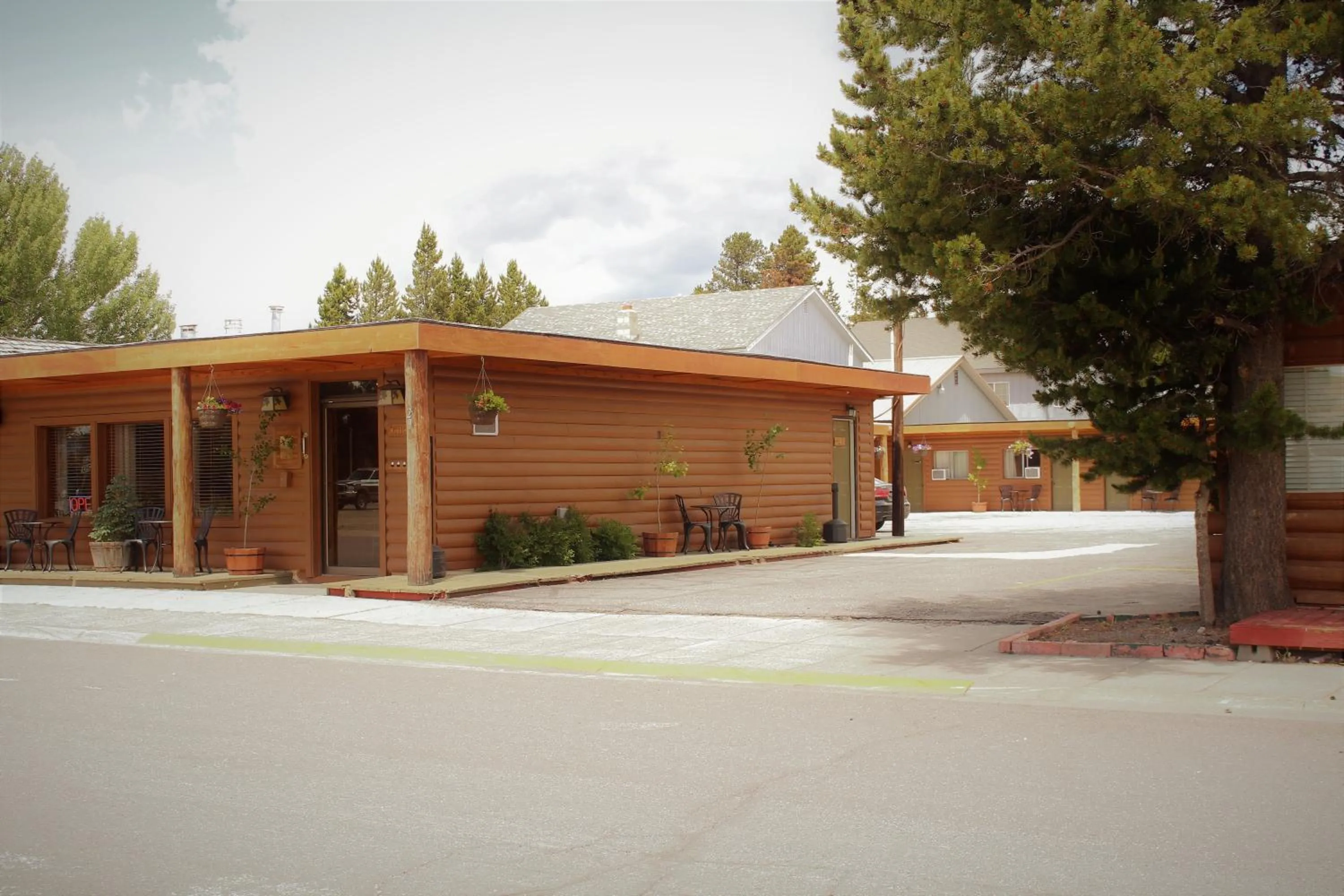 Elkhorn Cabins and Inn