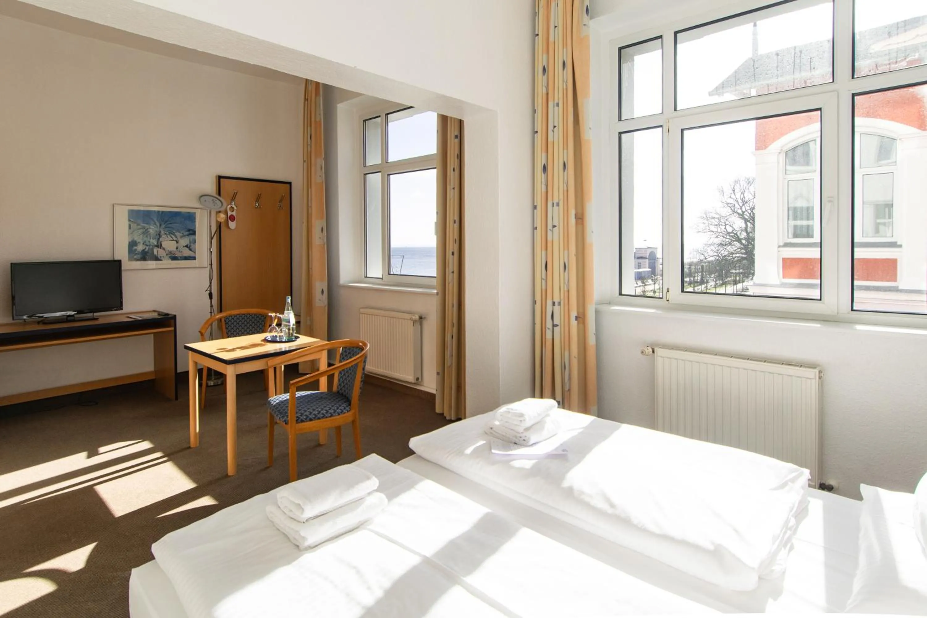 Photo of the whole room, Bed in Strandhotel Bansiner Hof