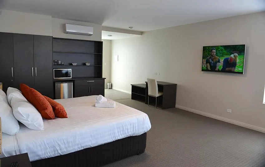 Coffee/tea facilities, Bed in Robe Marina Accommodation