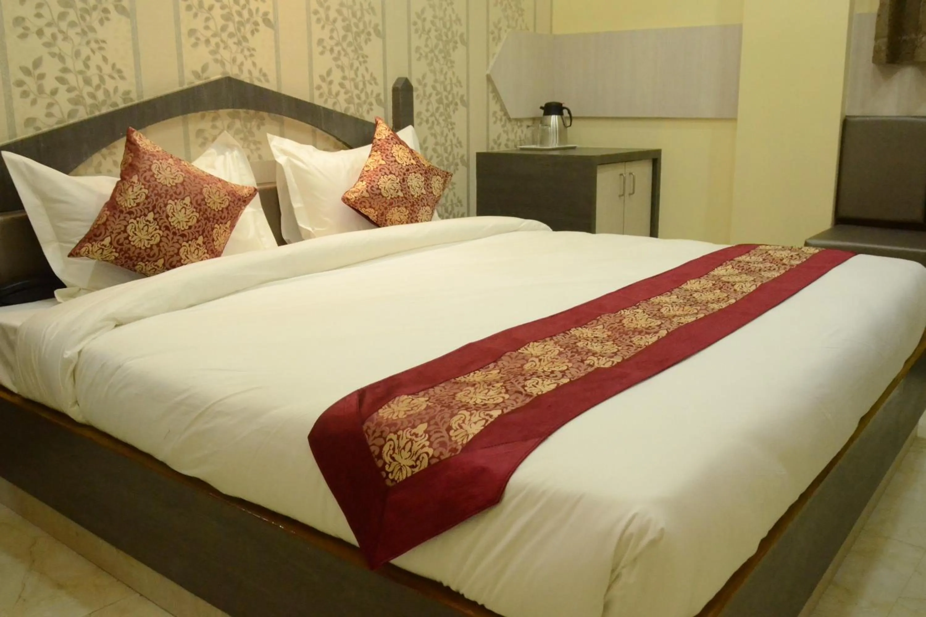 Bed in Hotel Rahil Palace