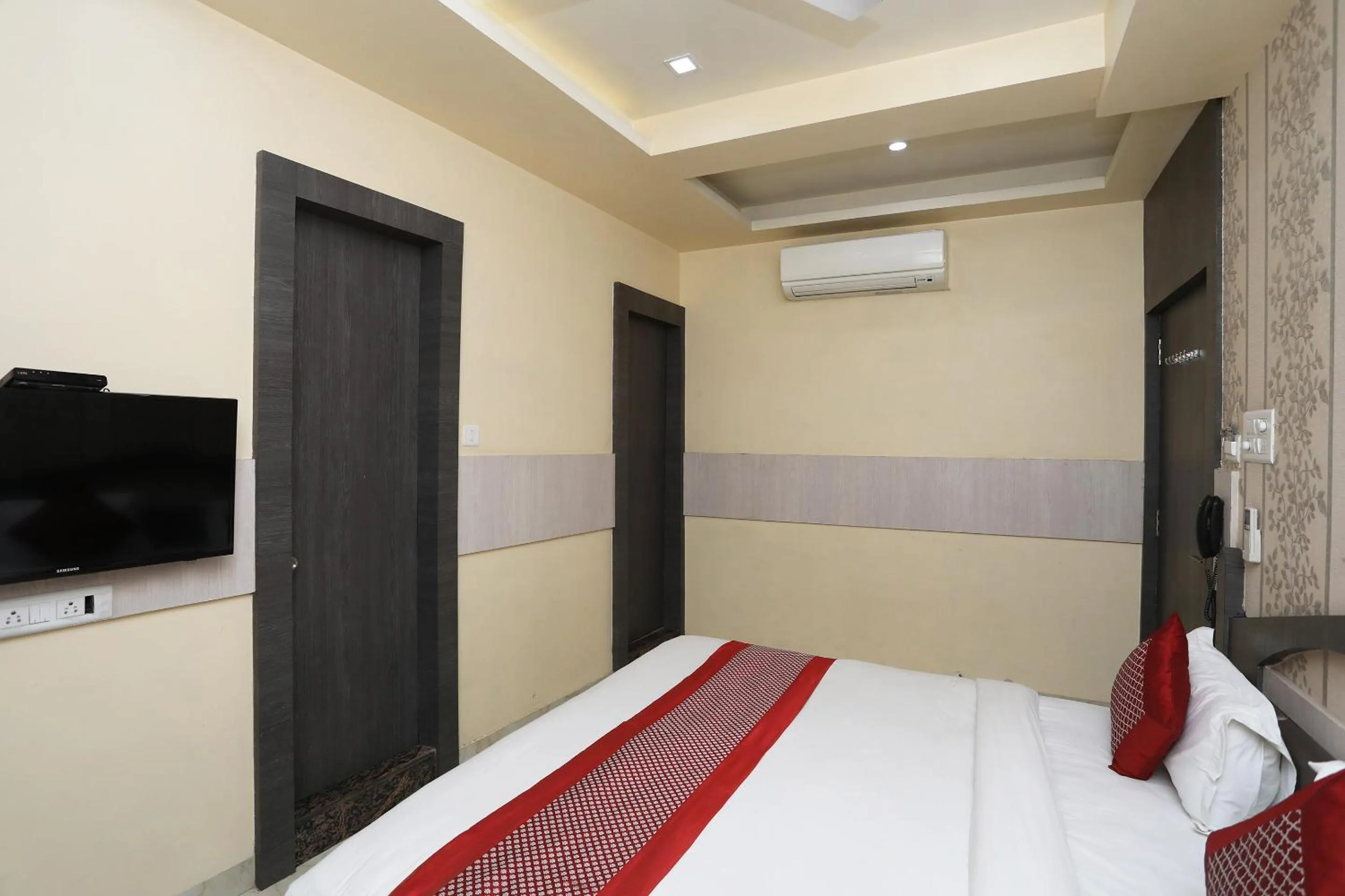 Bed in Hotel Rahil Palace