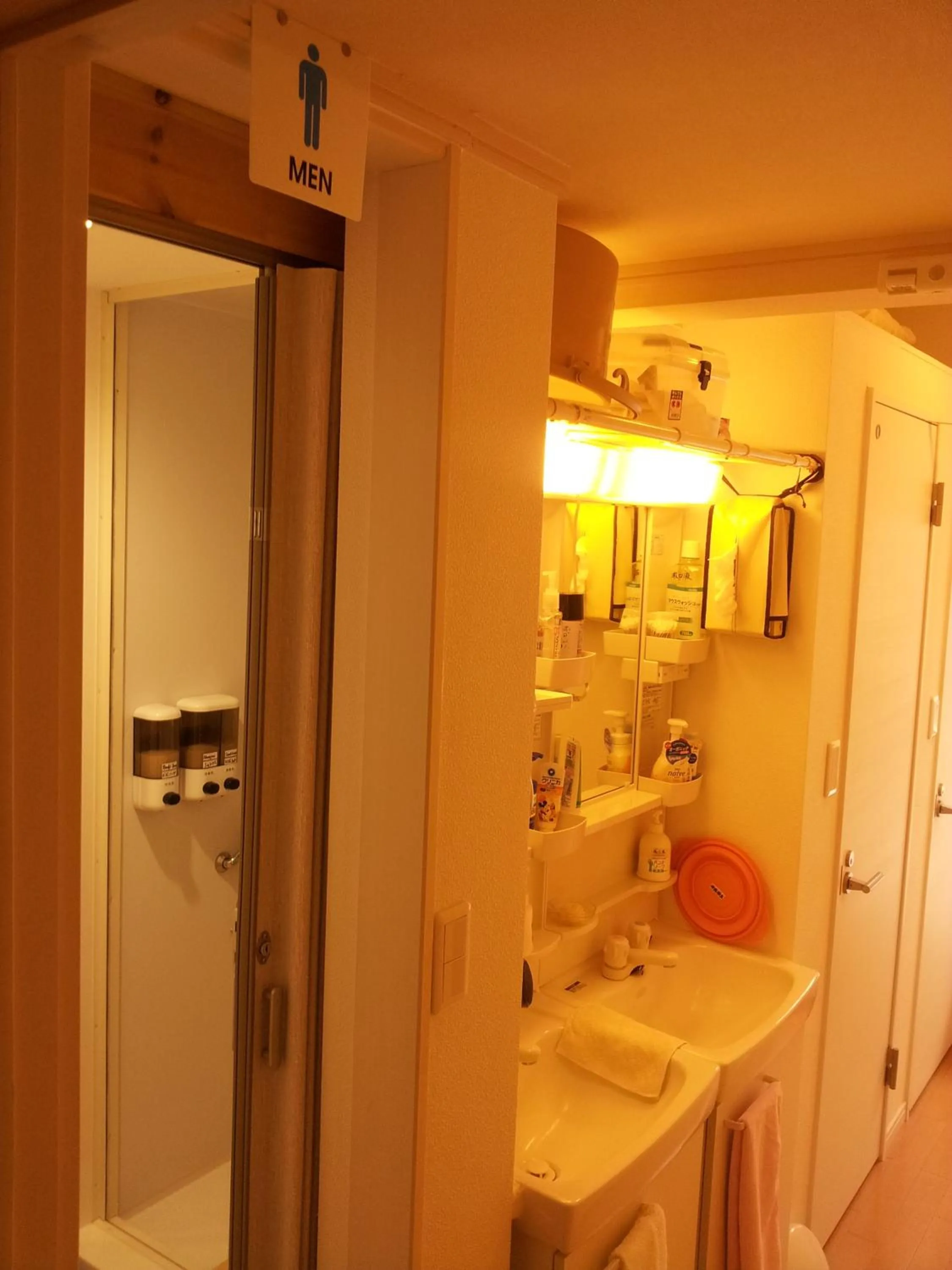 Shower in Tokyo8home Hachioji 東京民宿 八王子之家