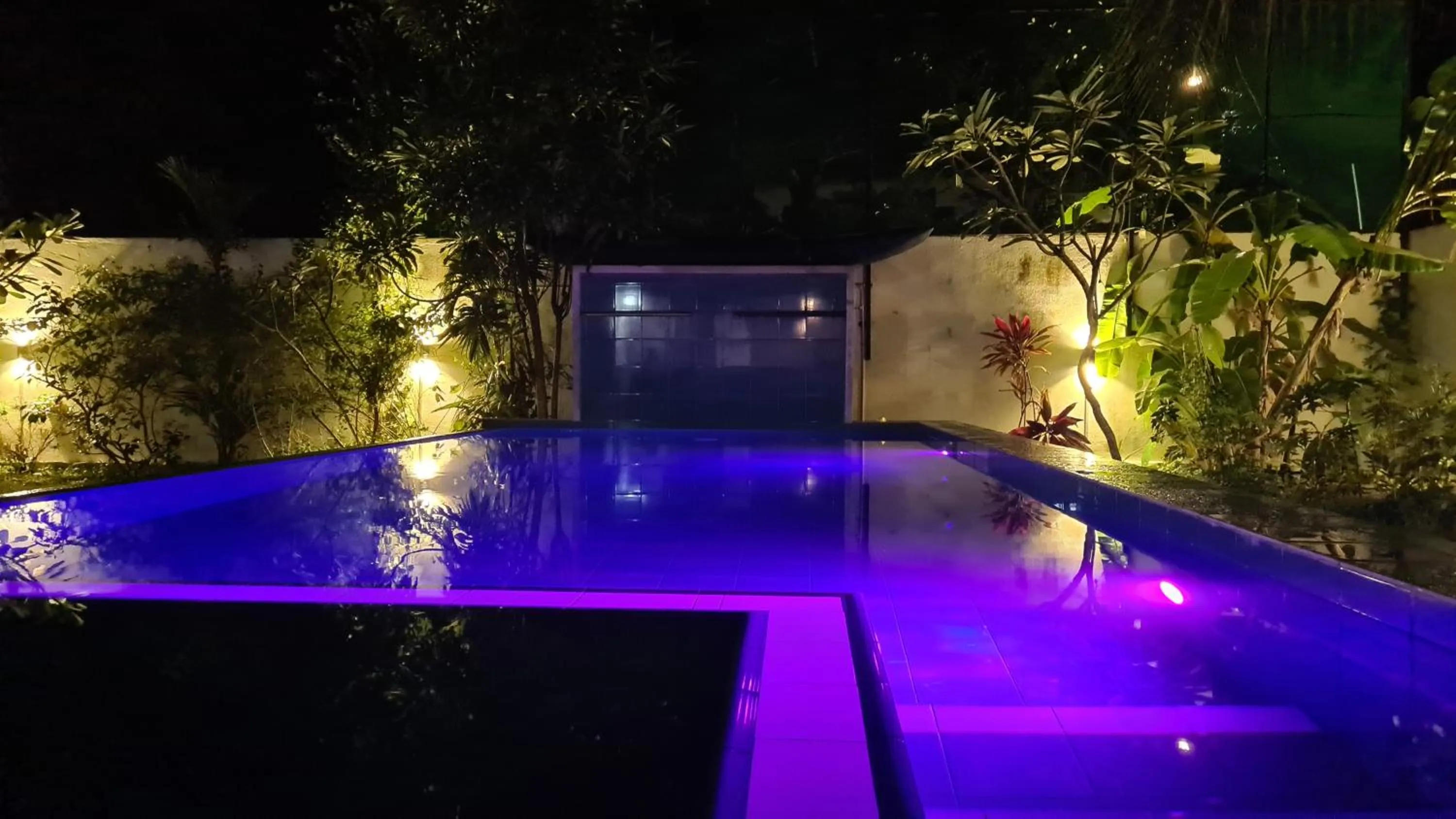 Swimming pool in Emildale Villa