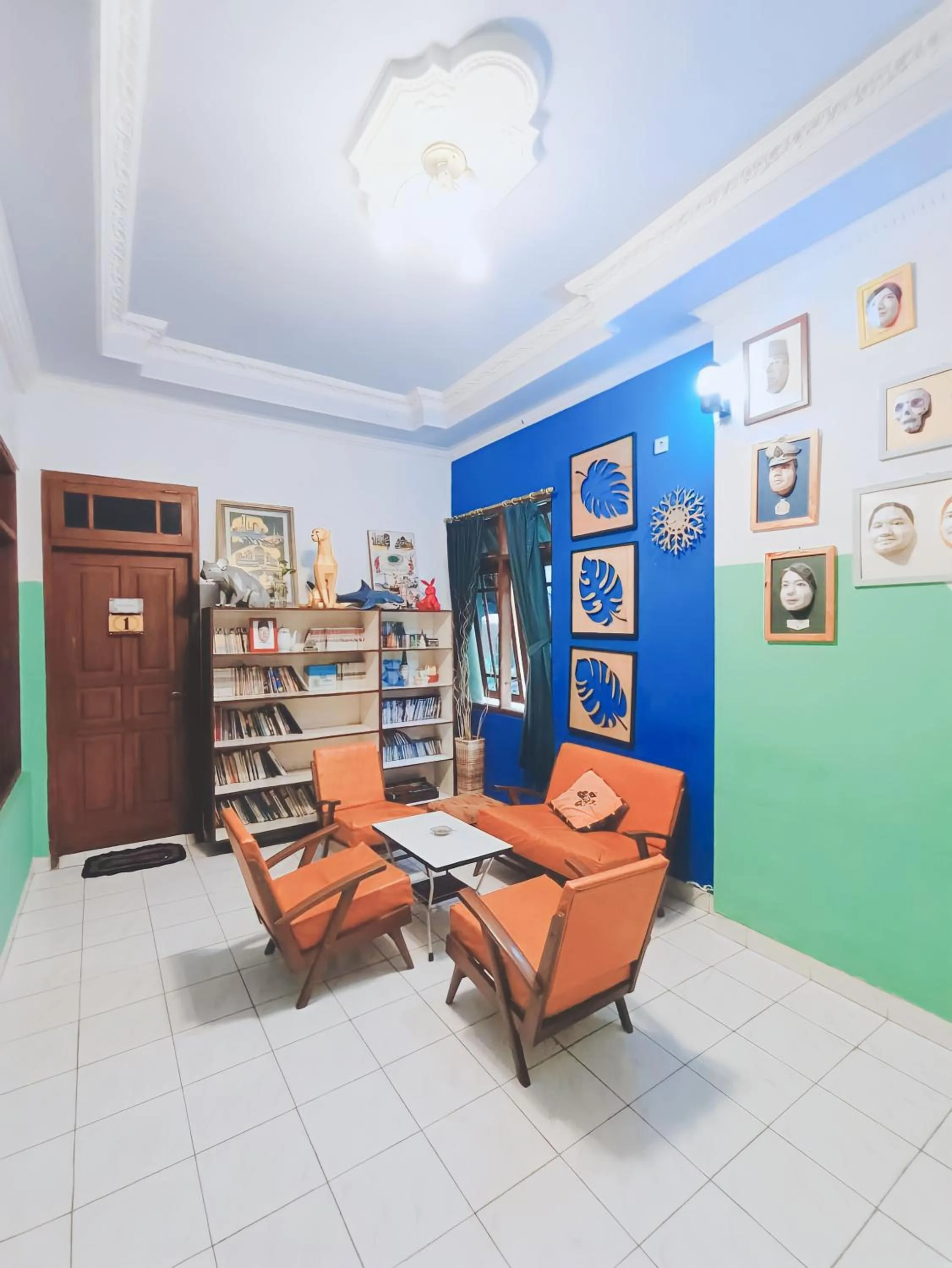 Communal lounge/ TV room in Glory Homestay