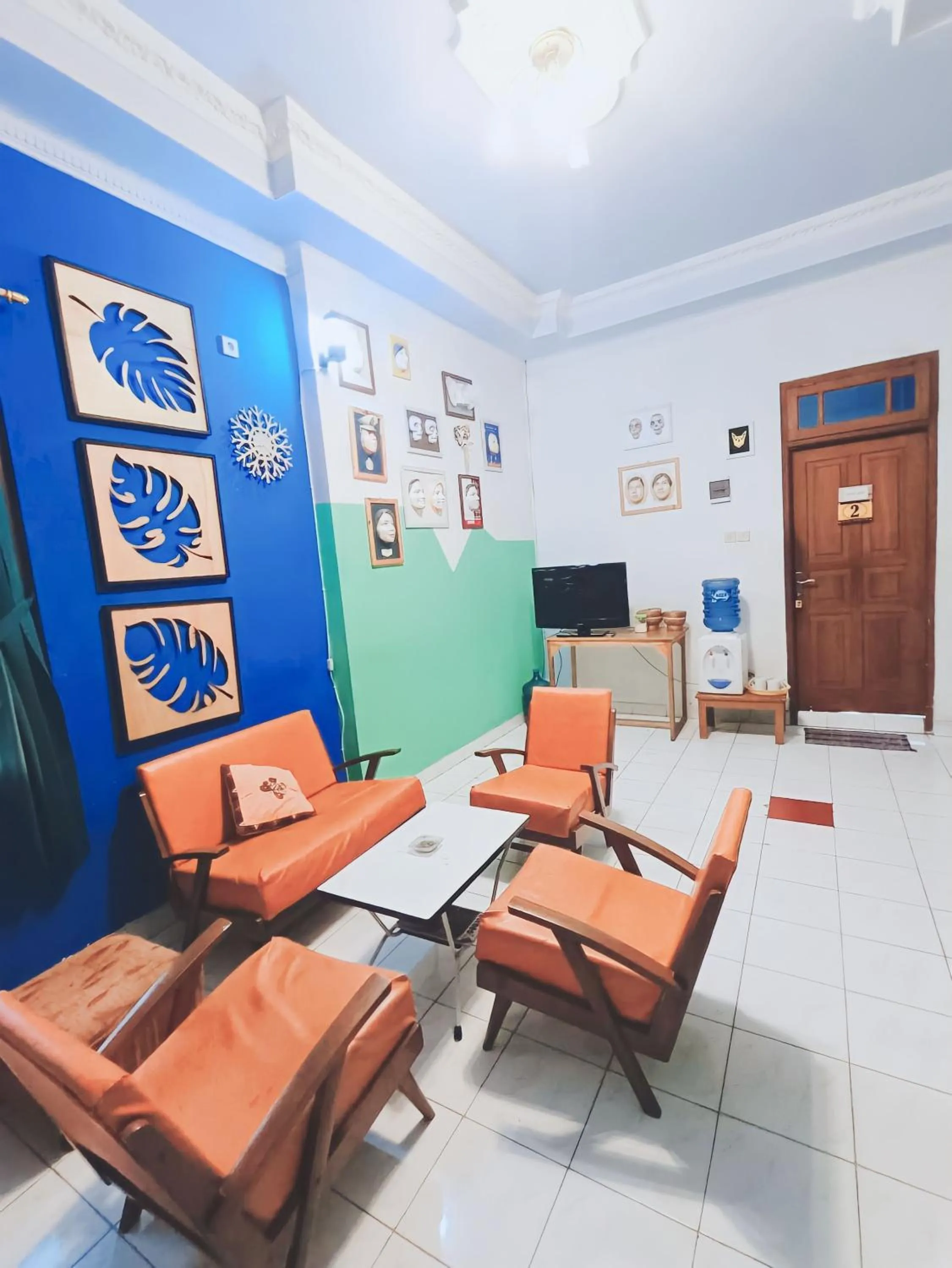 Communal lounge/ TV room in Glory Homestay