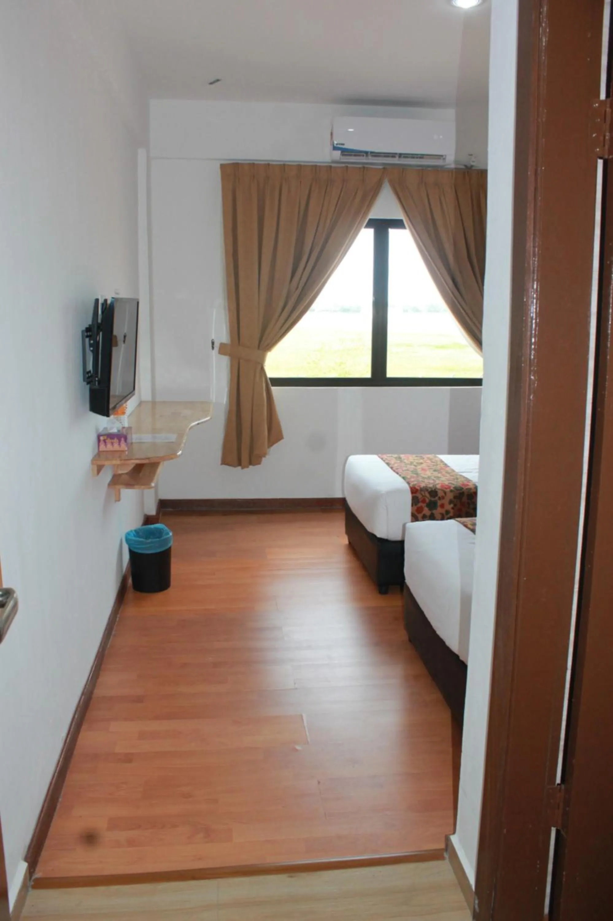 Photo of the whole room, Bed in AM Transit Inn Kuala Terengganu