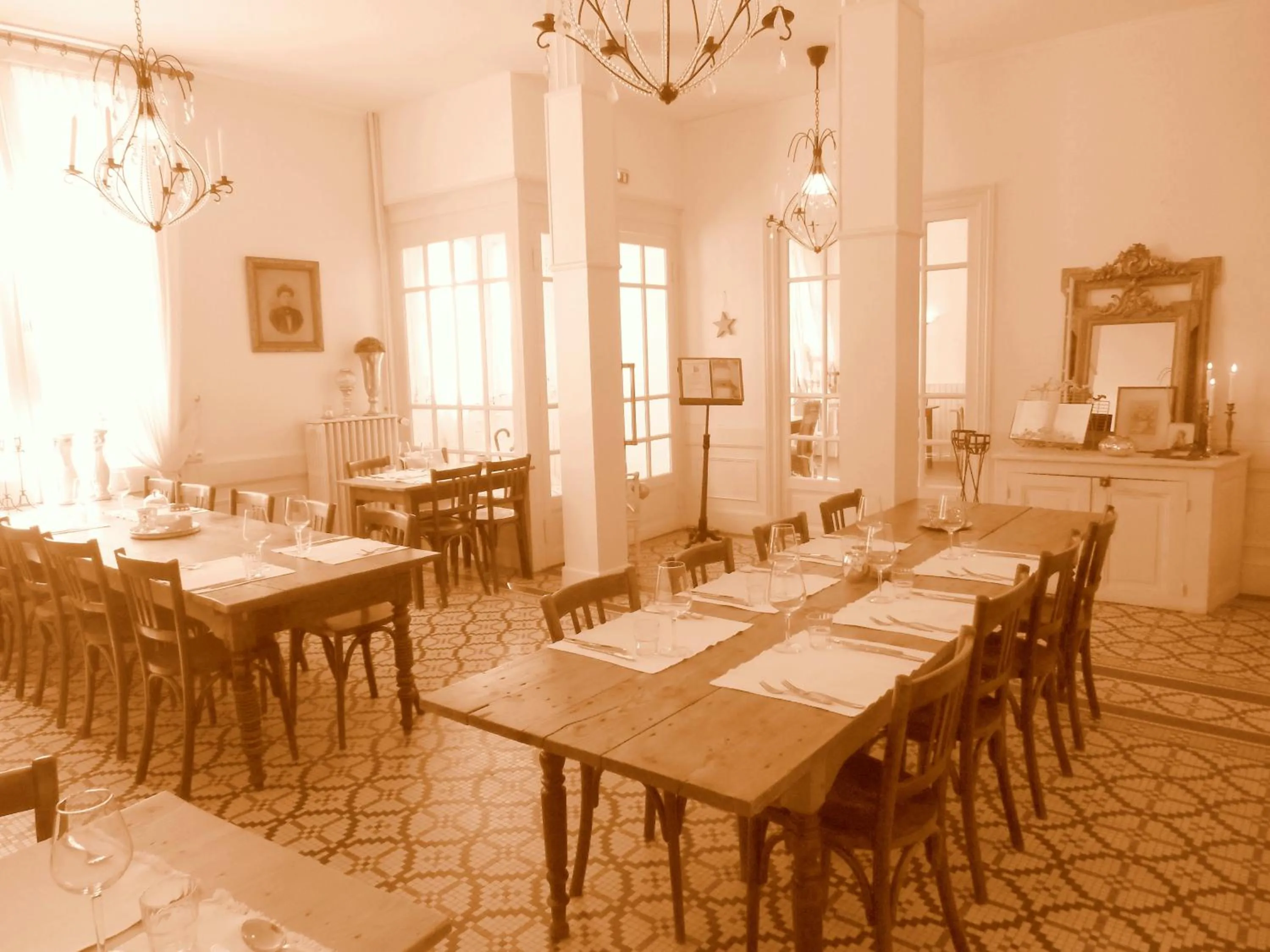 Restaurant/places to eat in Hôtel De La Providence