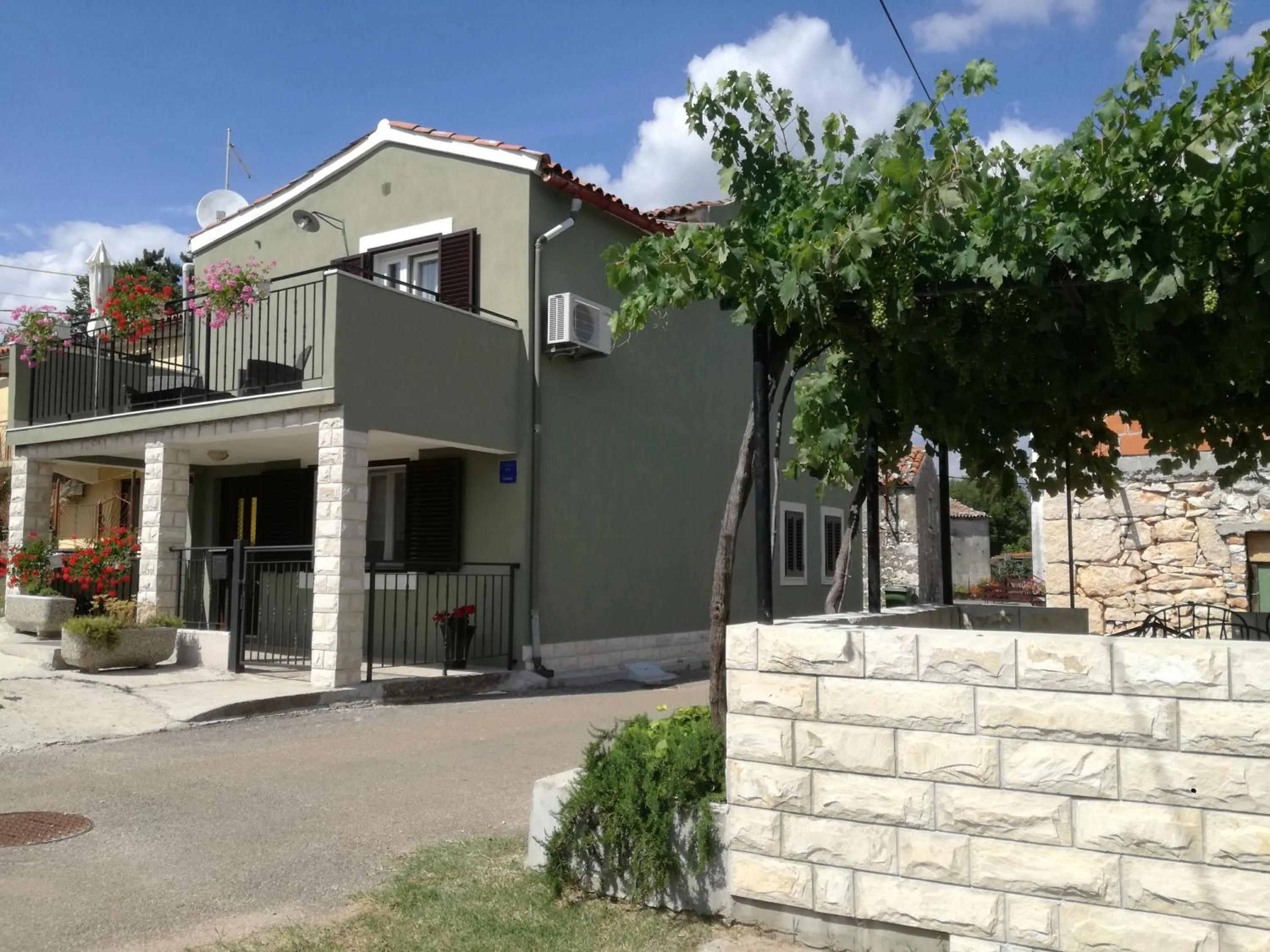 Facade/entrance in Apartment Tireli