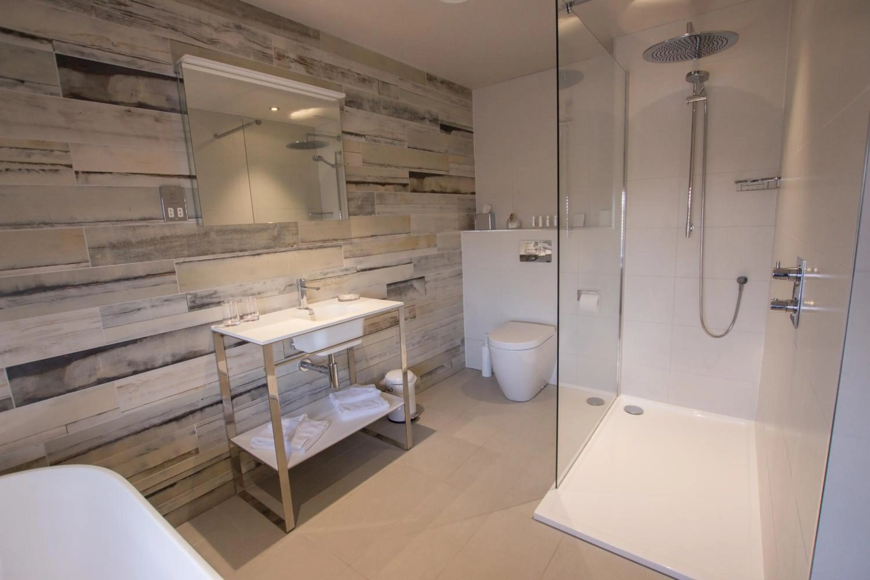 Shower in The Peacock at Barlow