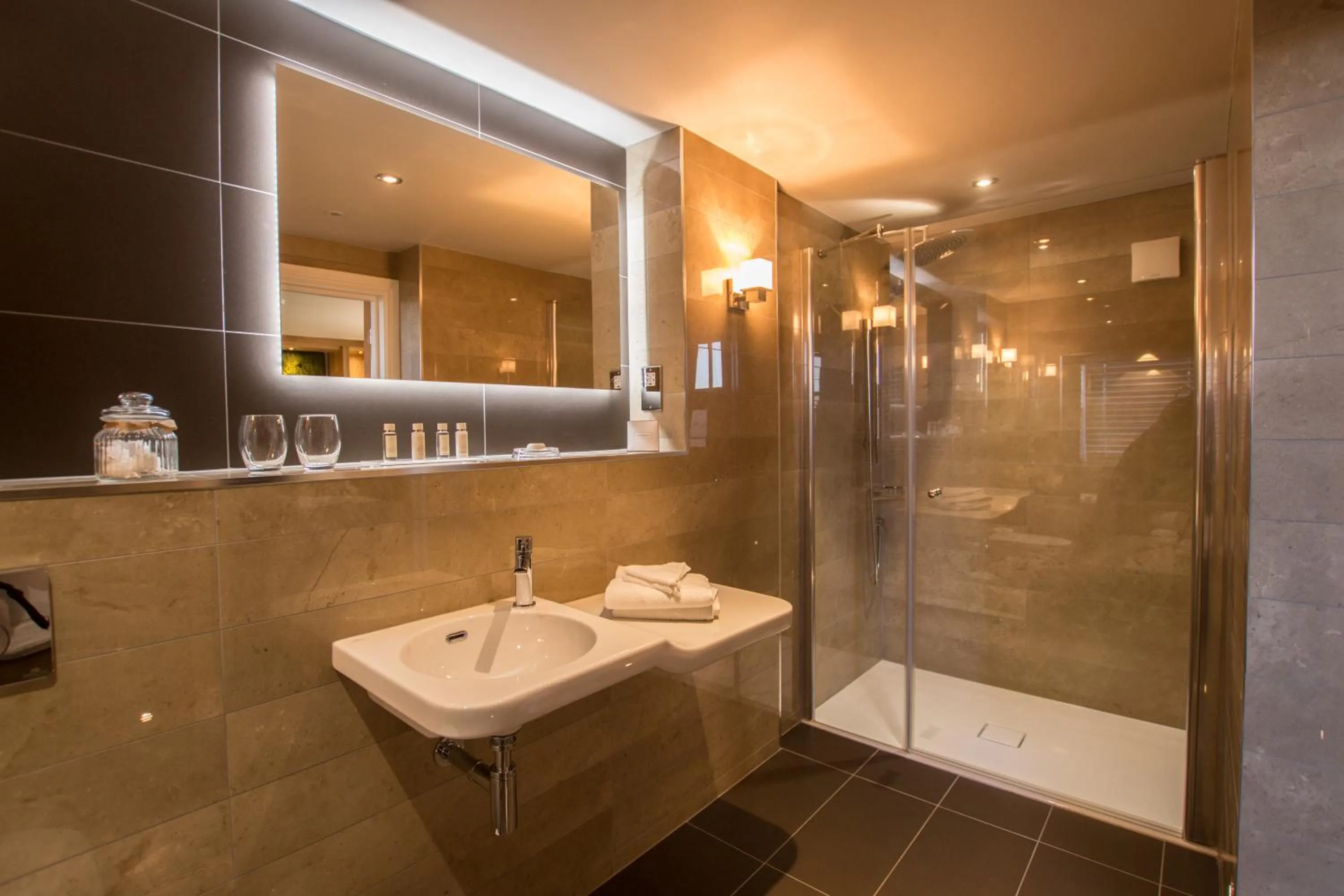 Shower in The Peacock at Barlow