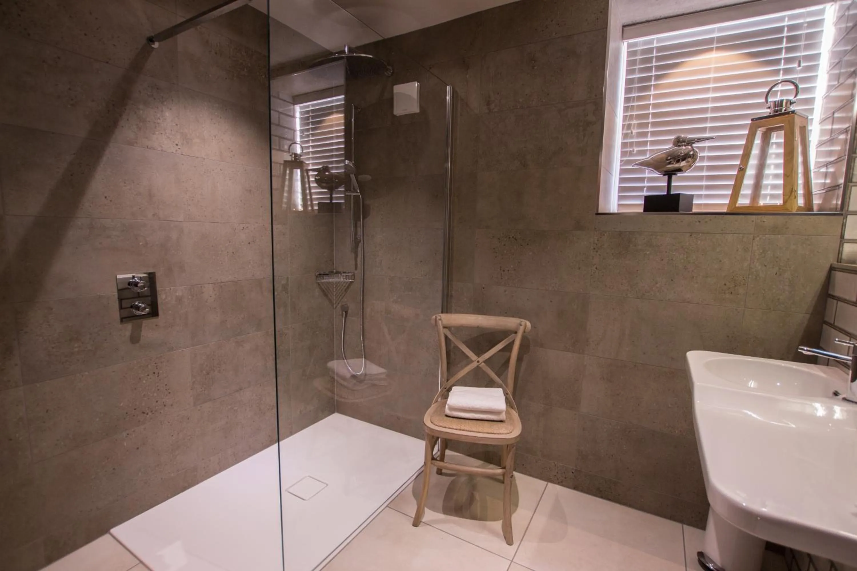 Shower in The Peacock at Barlow