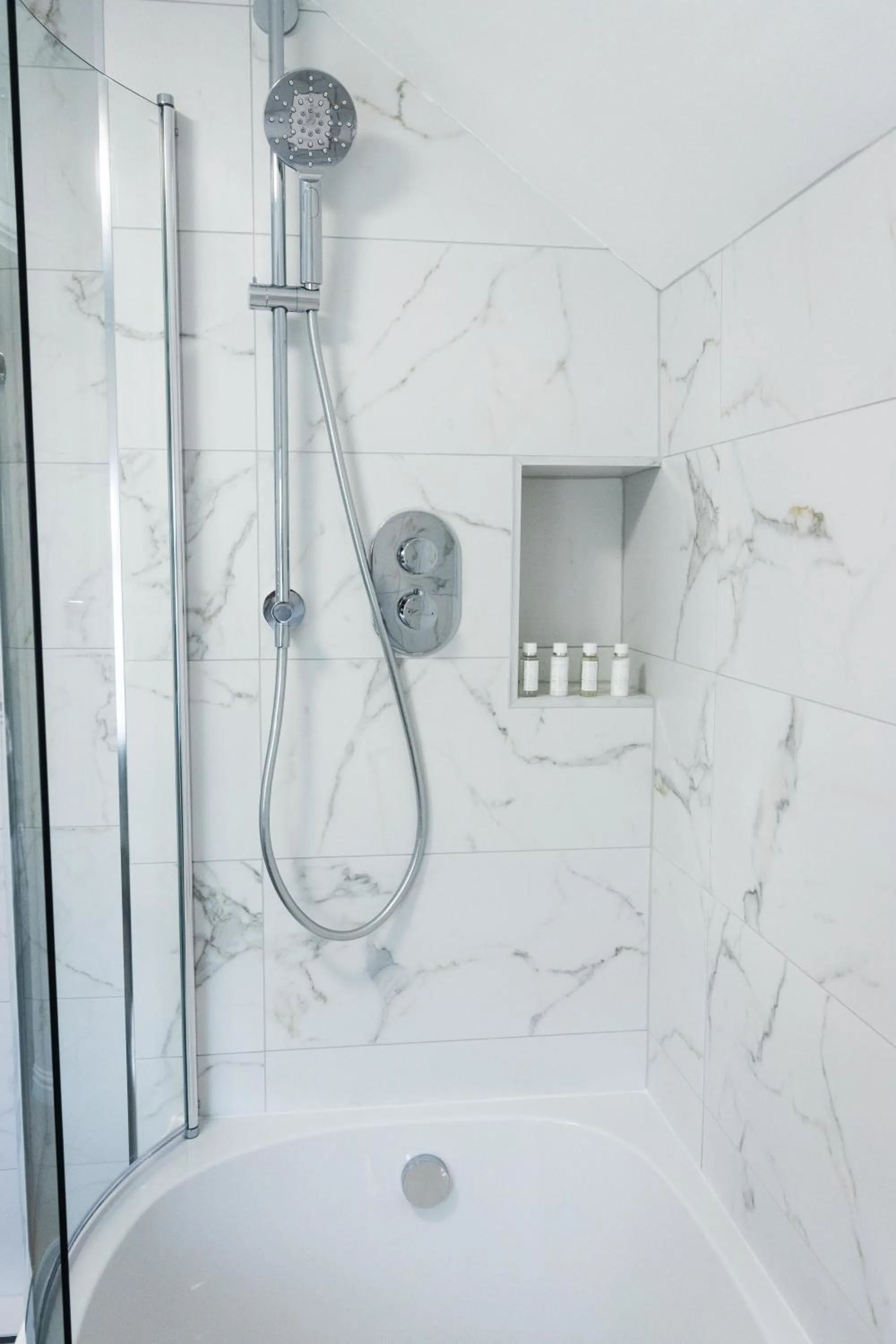 Shower in The Peacock at Barlow