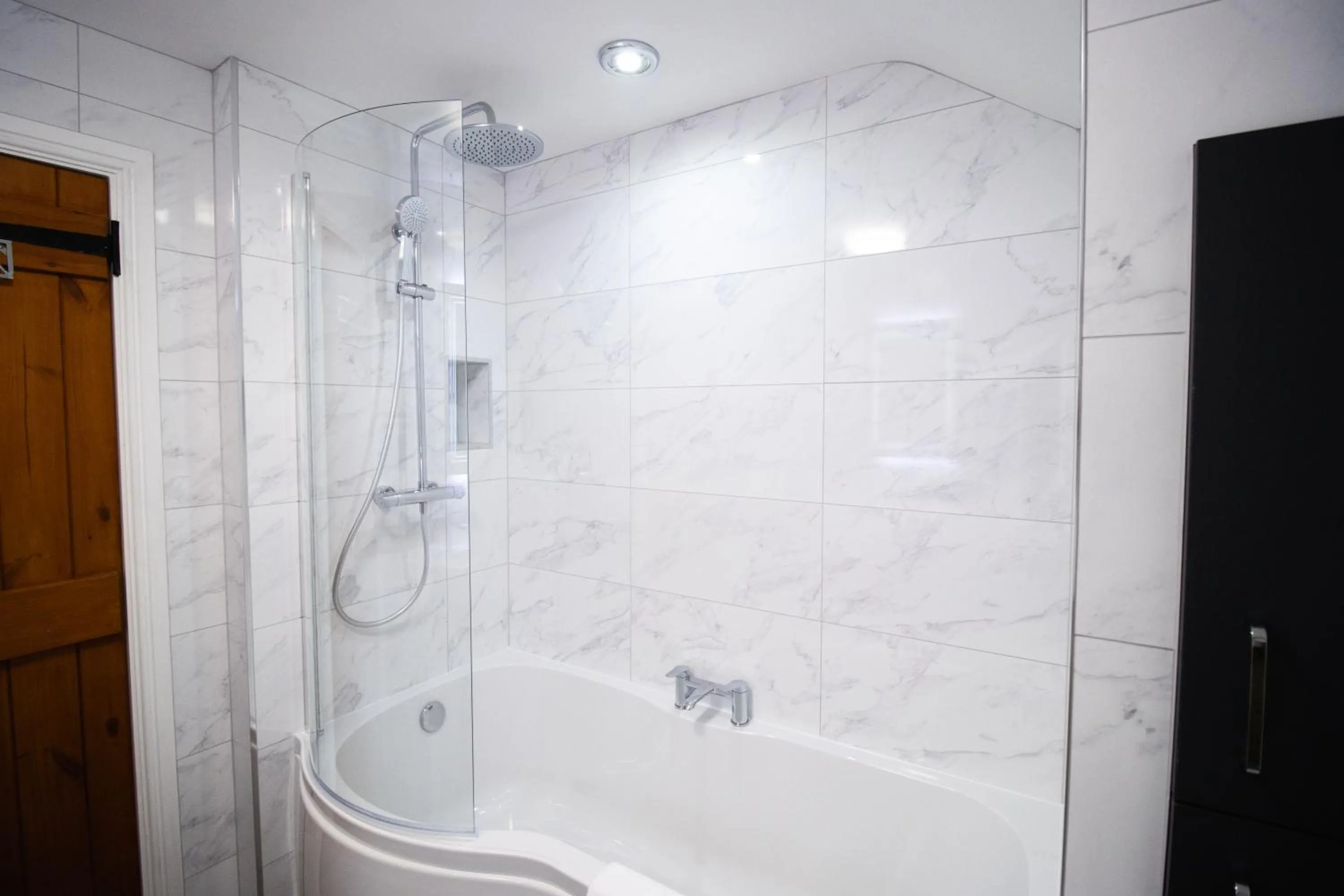 Shower in The Peacock at Barlow