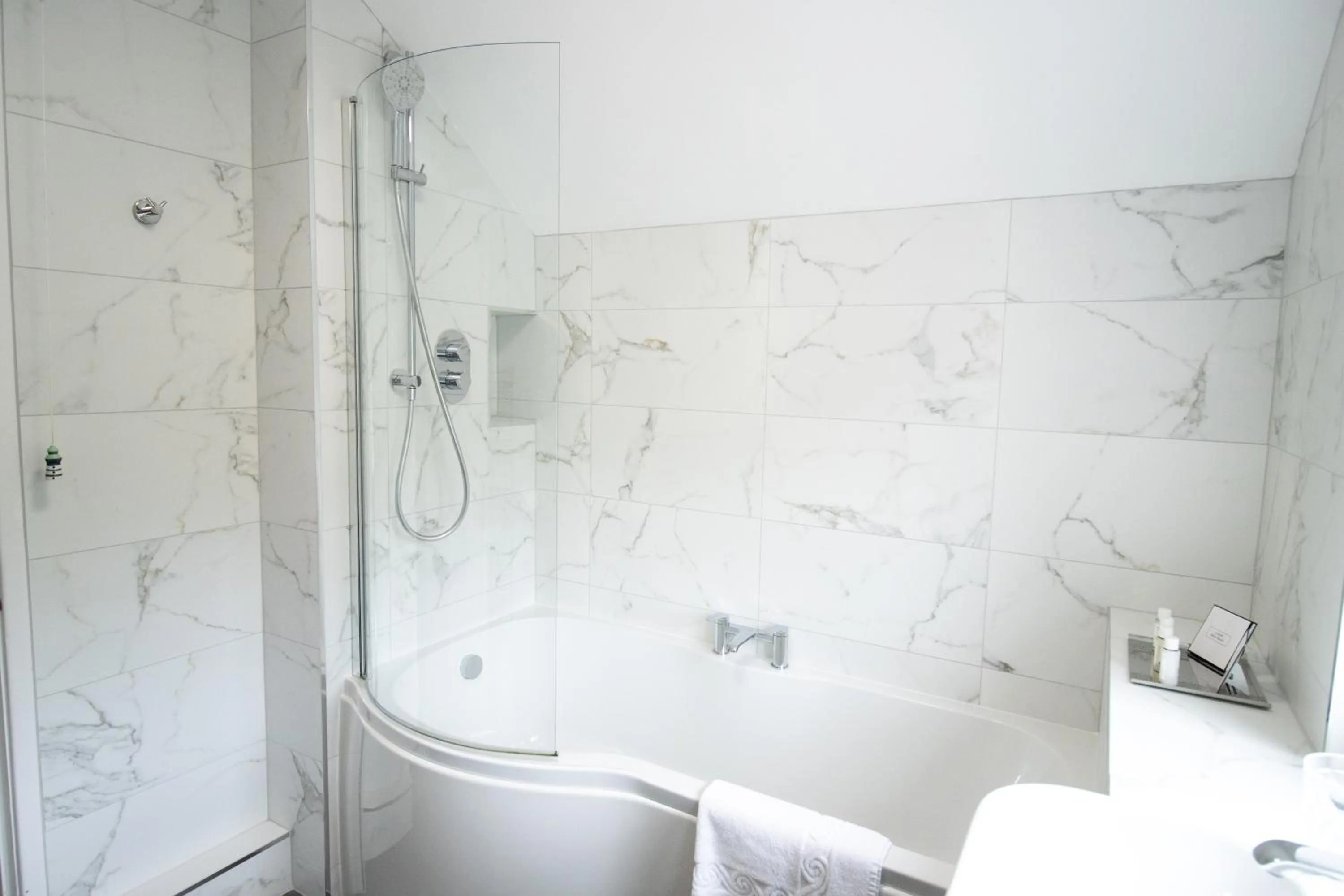 Shower in The Peacock at Barlow