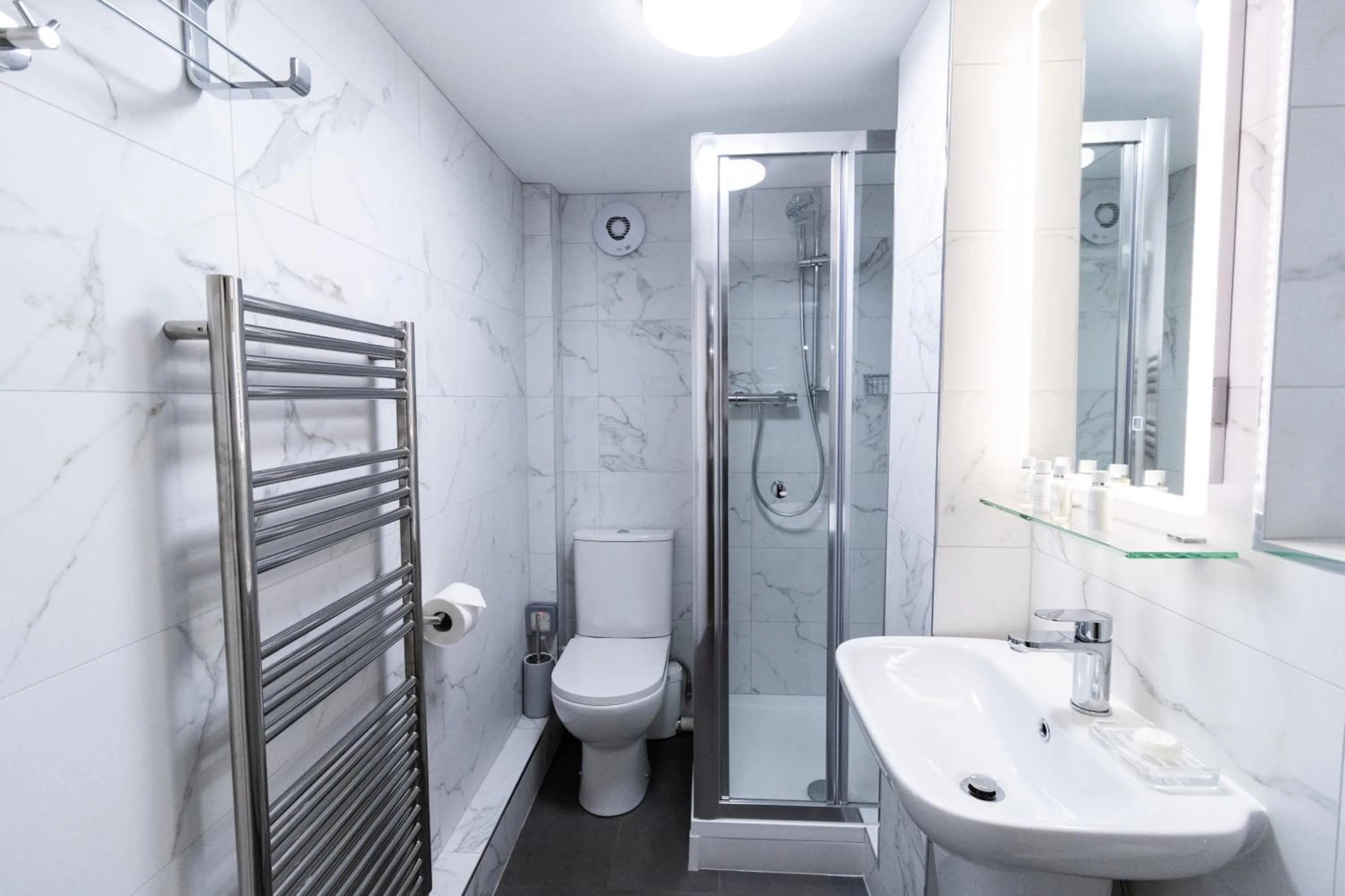 Shower in The Peacock at Barlow