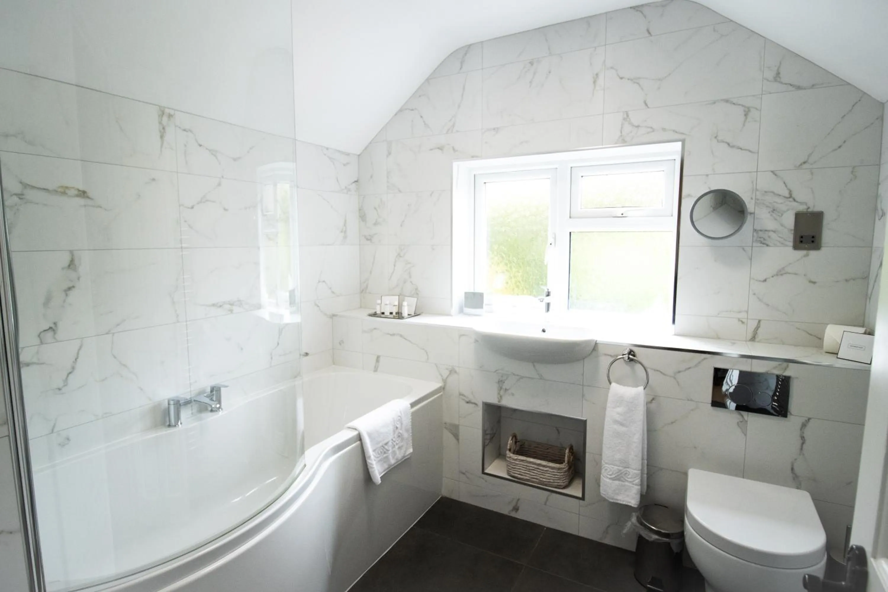 Shower in The Peacock at Barlow