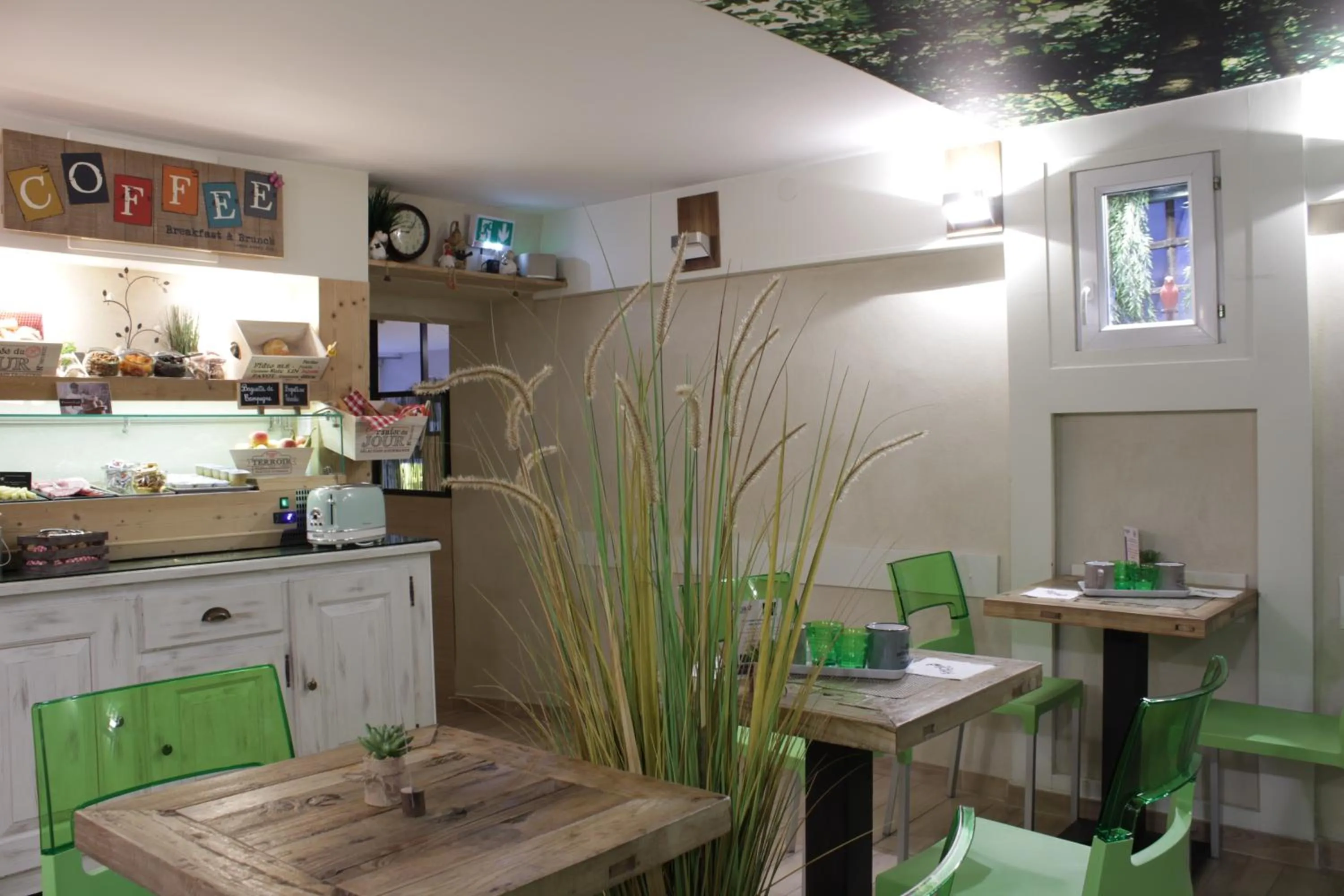 Buffet breakfast in Atipik Hôtel