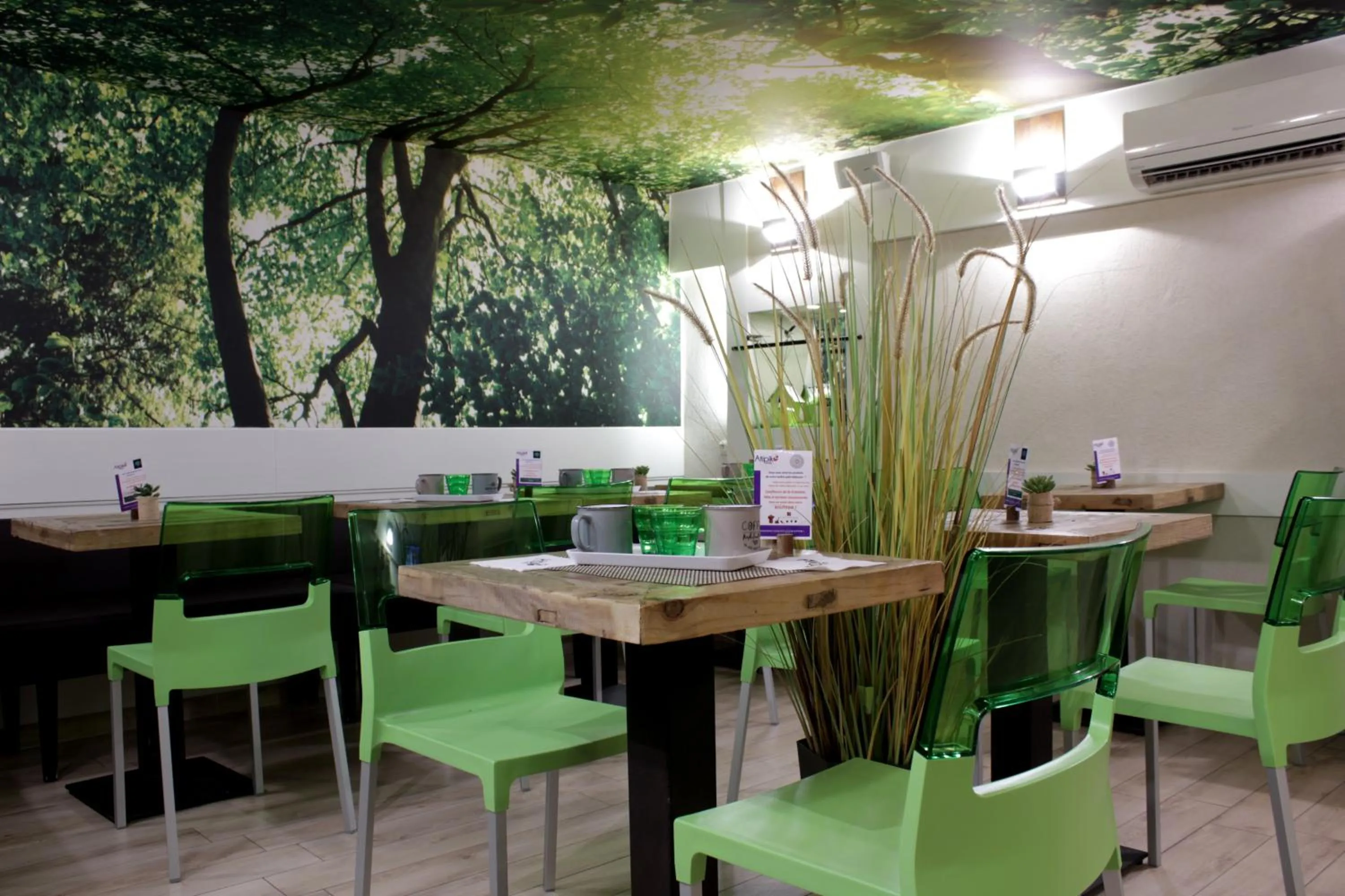 Buffet breakfast in Atipik Hôtel