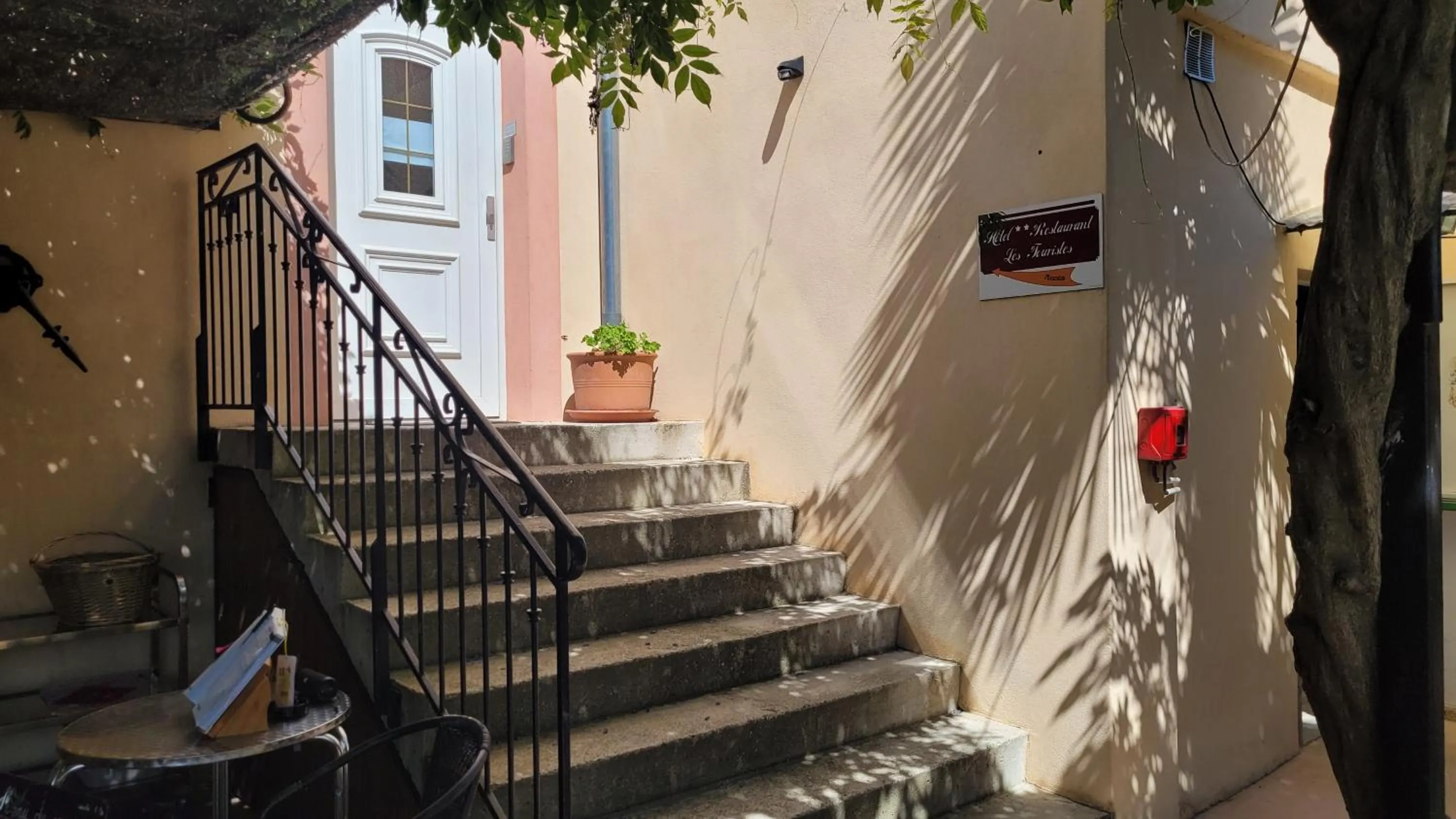 Property building in Hôtel Restaurant Les Touristes