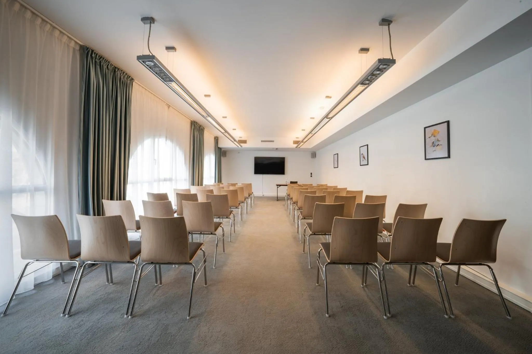 Meeting/conference room in voco Paris Montparnasse by IHG