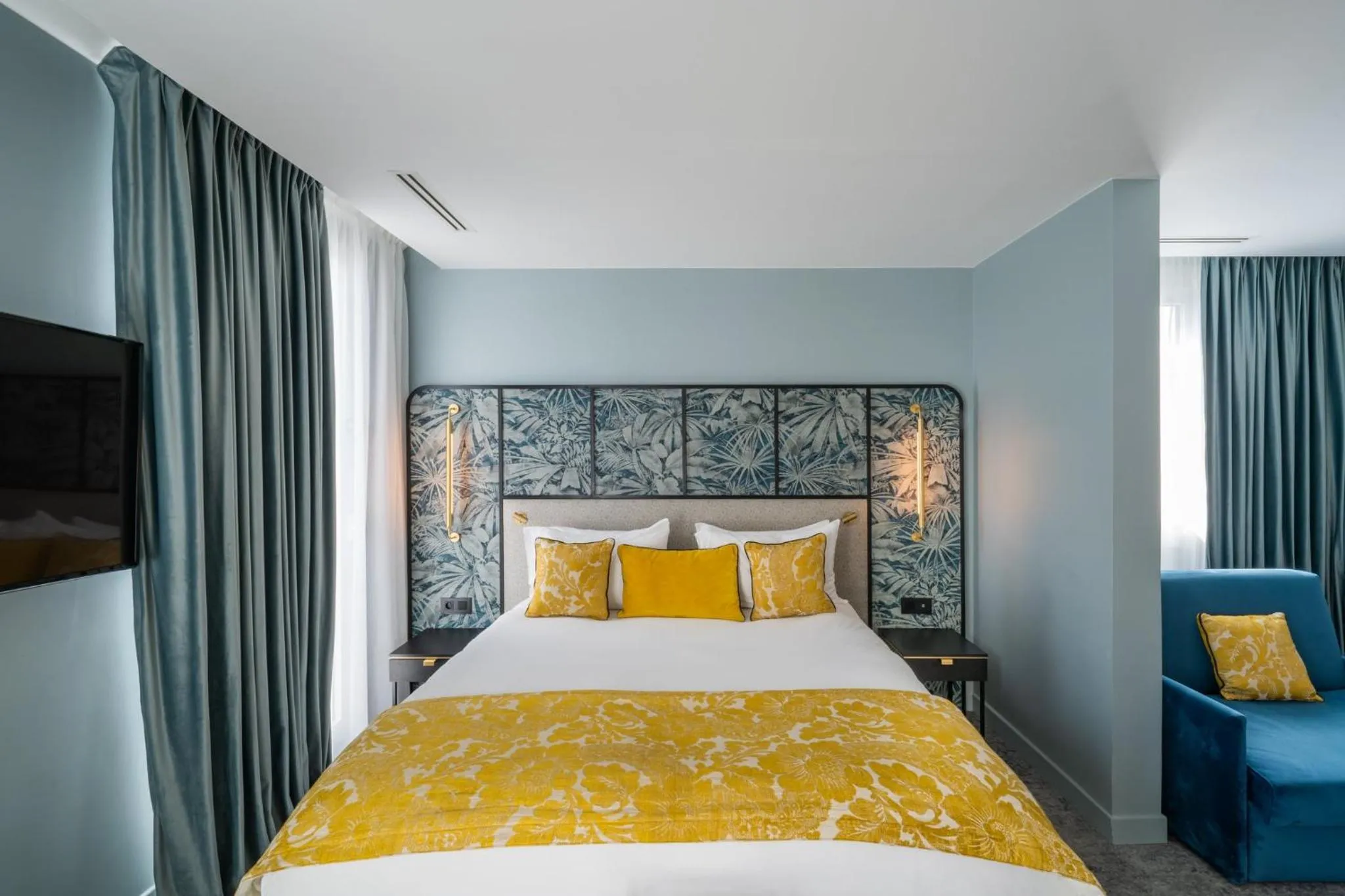 Photo of the whole room, Bed in voco Paris Montparnasse by IHG