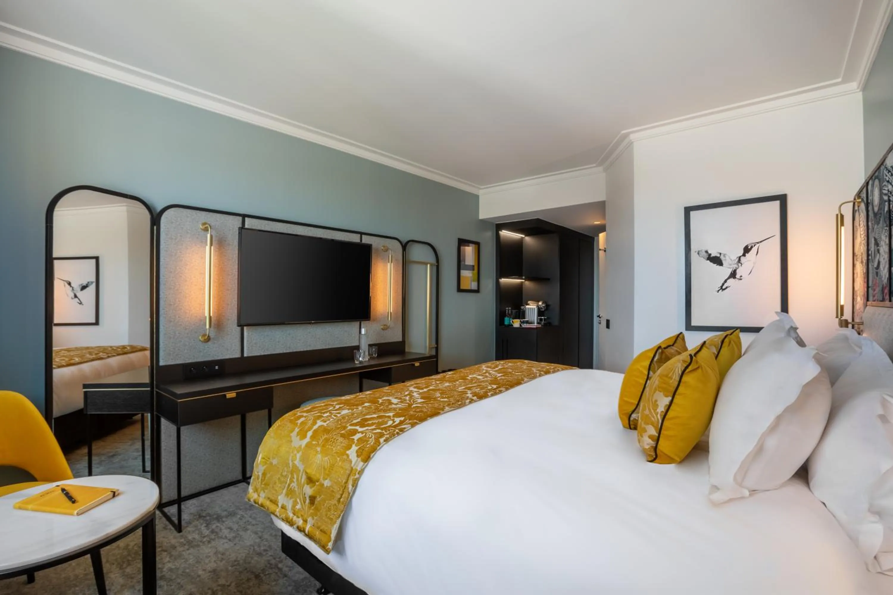 Photo of the whole room, Bed in voco Paris Montparnasse by IHG