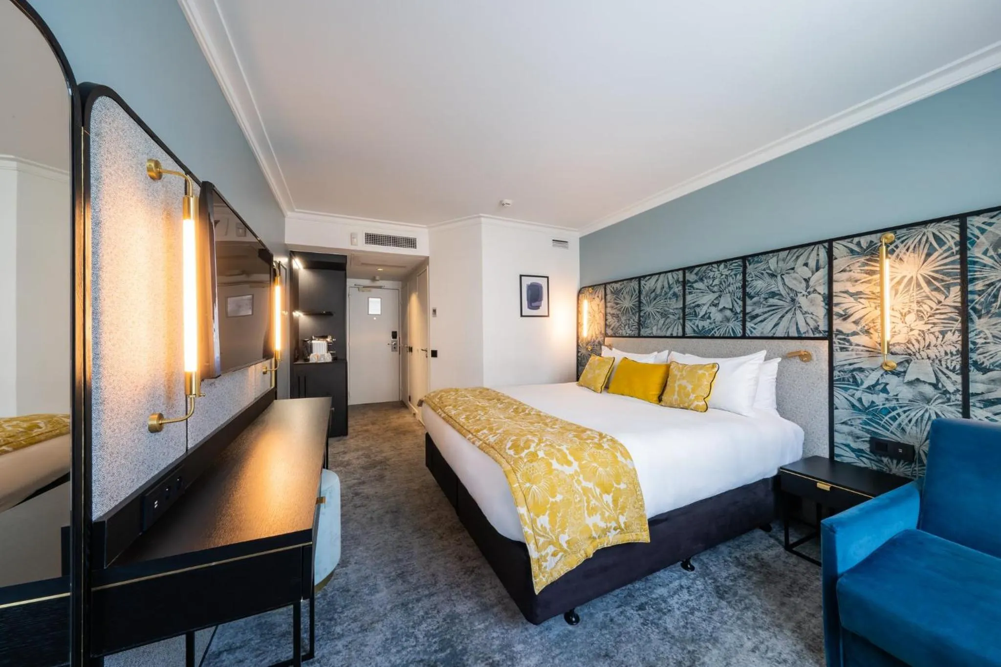 Photo of the whole room, Bed in voco Paris Montparnasse by IHG