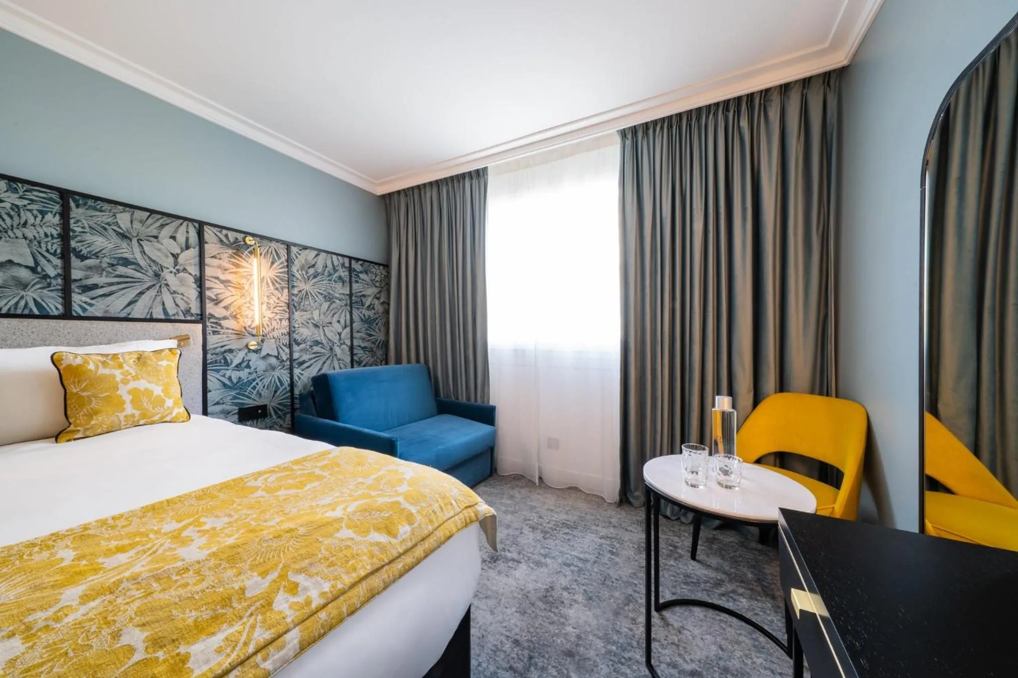 Photo of the whole room, Bed in voco Paris Montparnasse by IHG