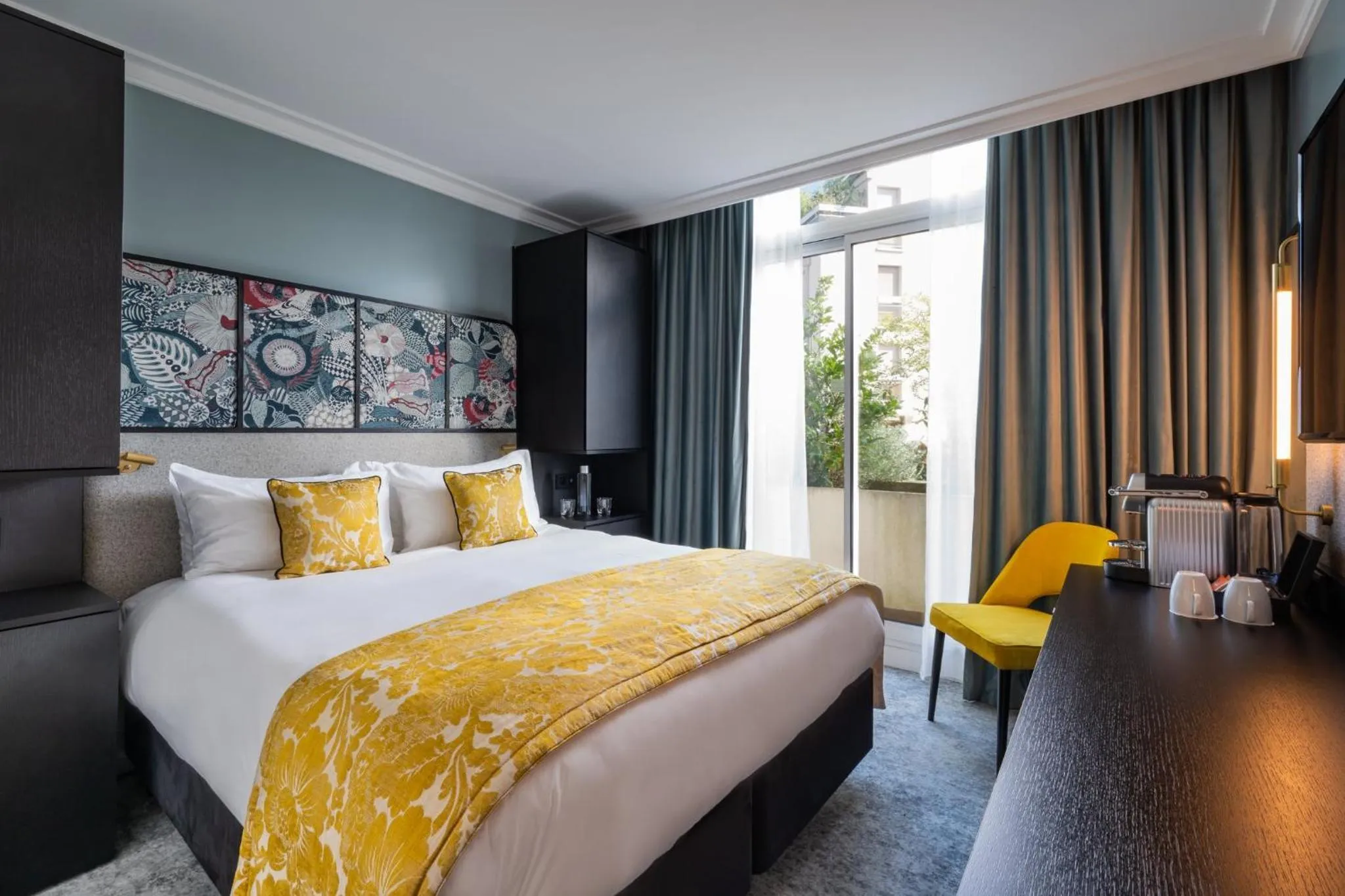 Photo of the whole room, Bed in voco Paris Montparnasse by IHG