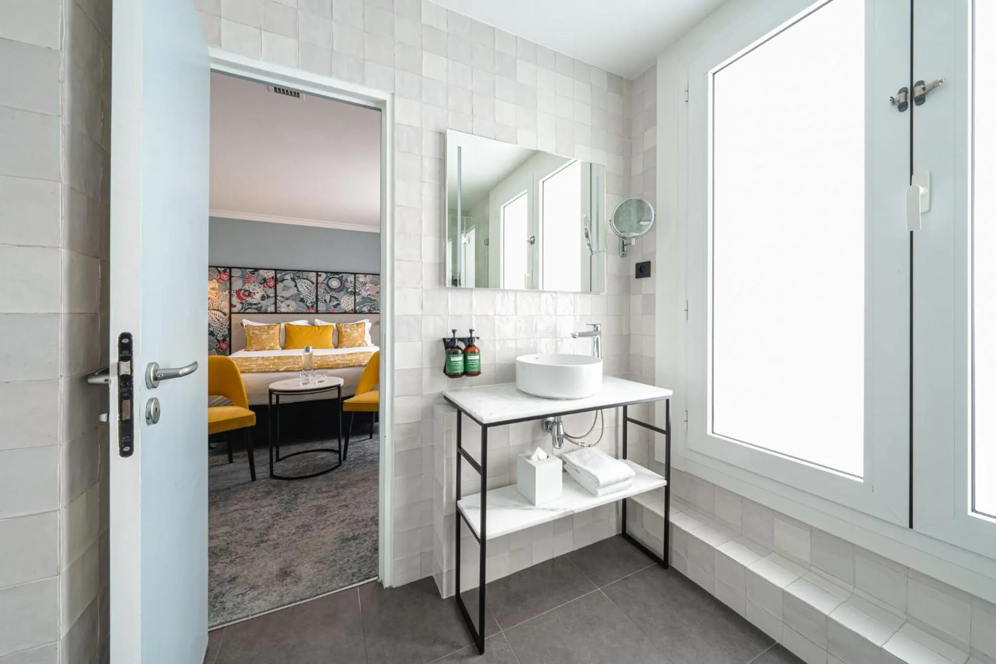 Photo of the whole room, Bed in voco Paris Montparnasse by IHG