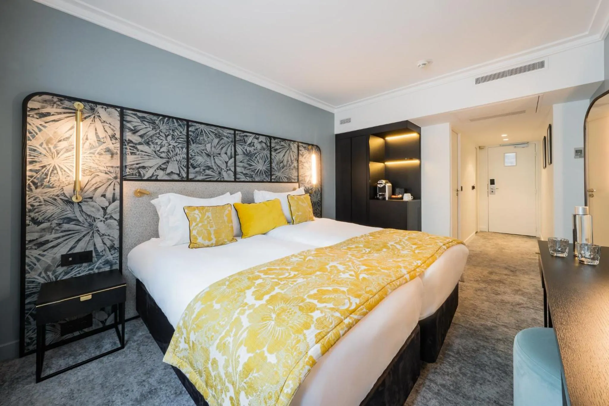 Photo of the whole room, Bed in voco Paris Montparnasse by IHG
