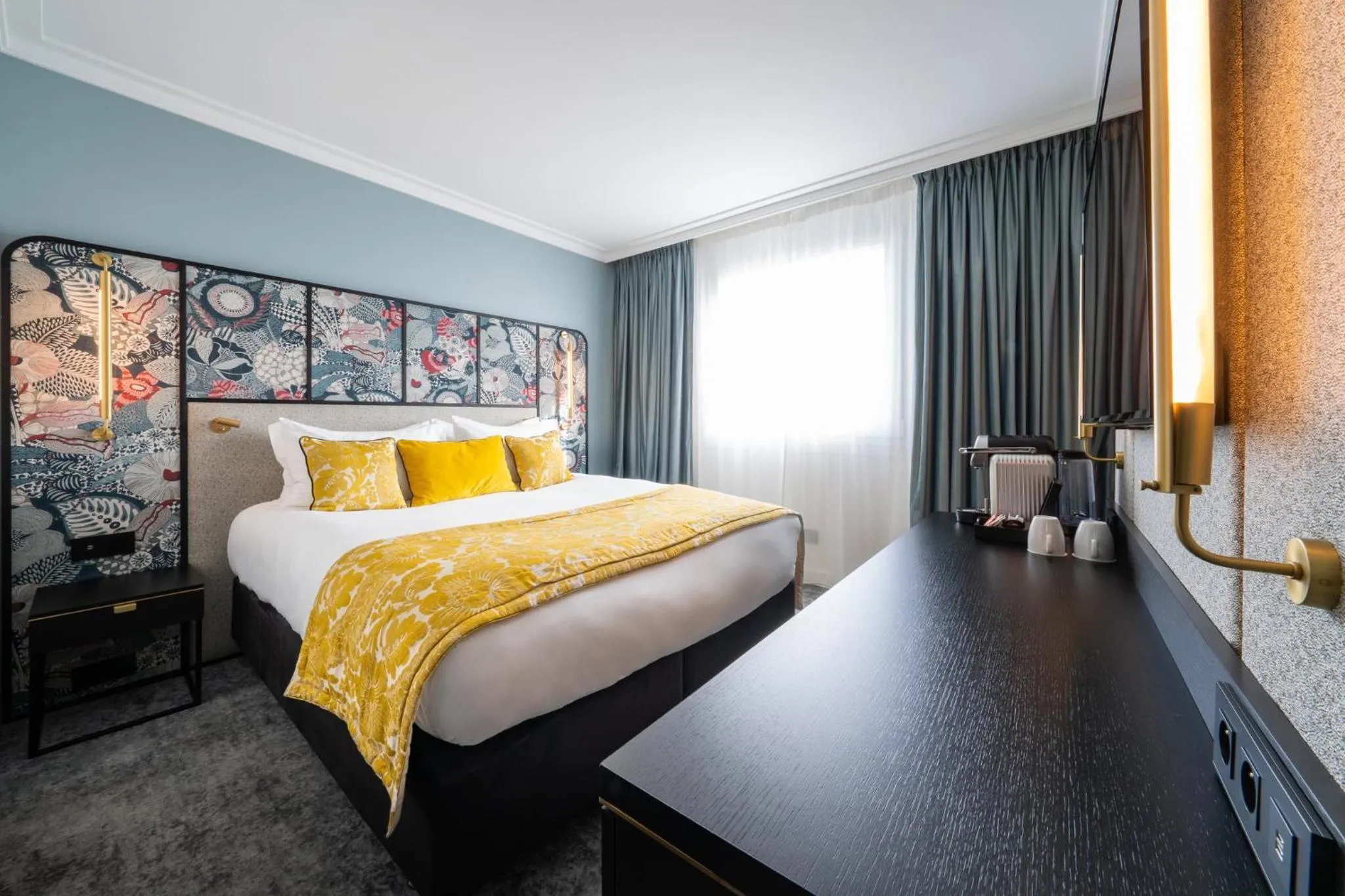 Photo of the whole room, Bed in voco Paris Montparnasse by IHG