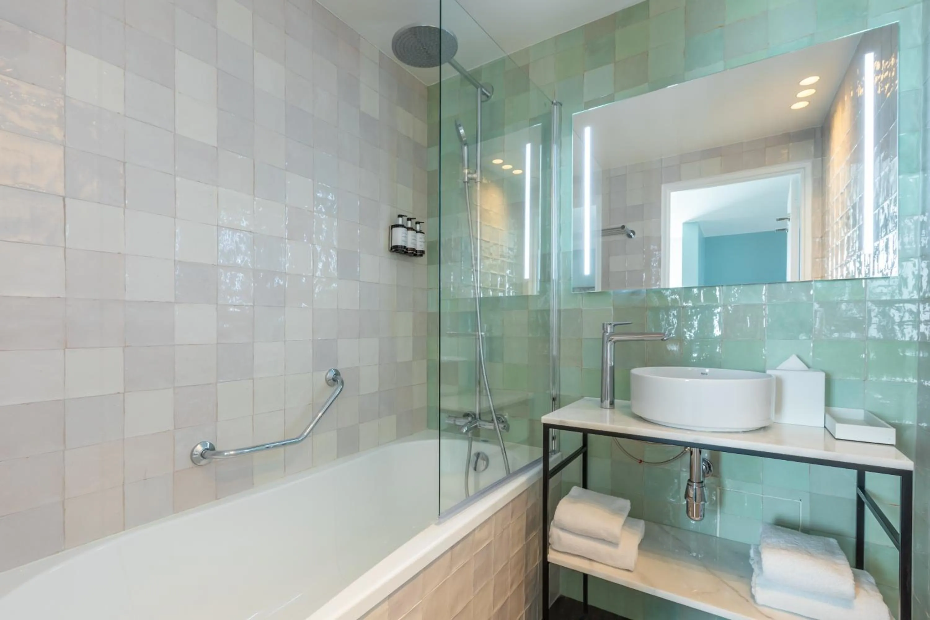 Bathroom in voco Paris Montparnasse by IHG
