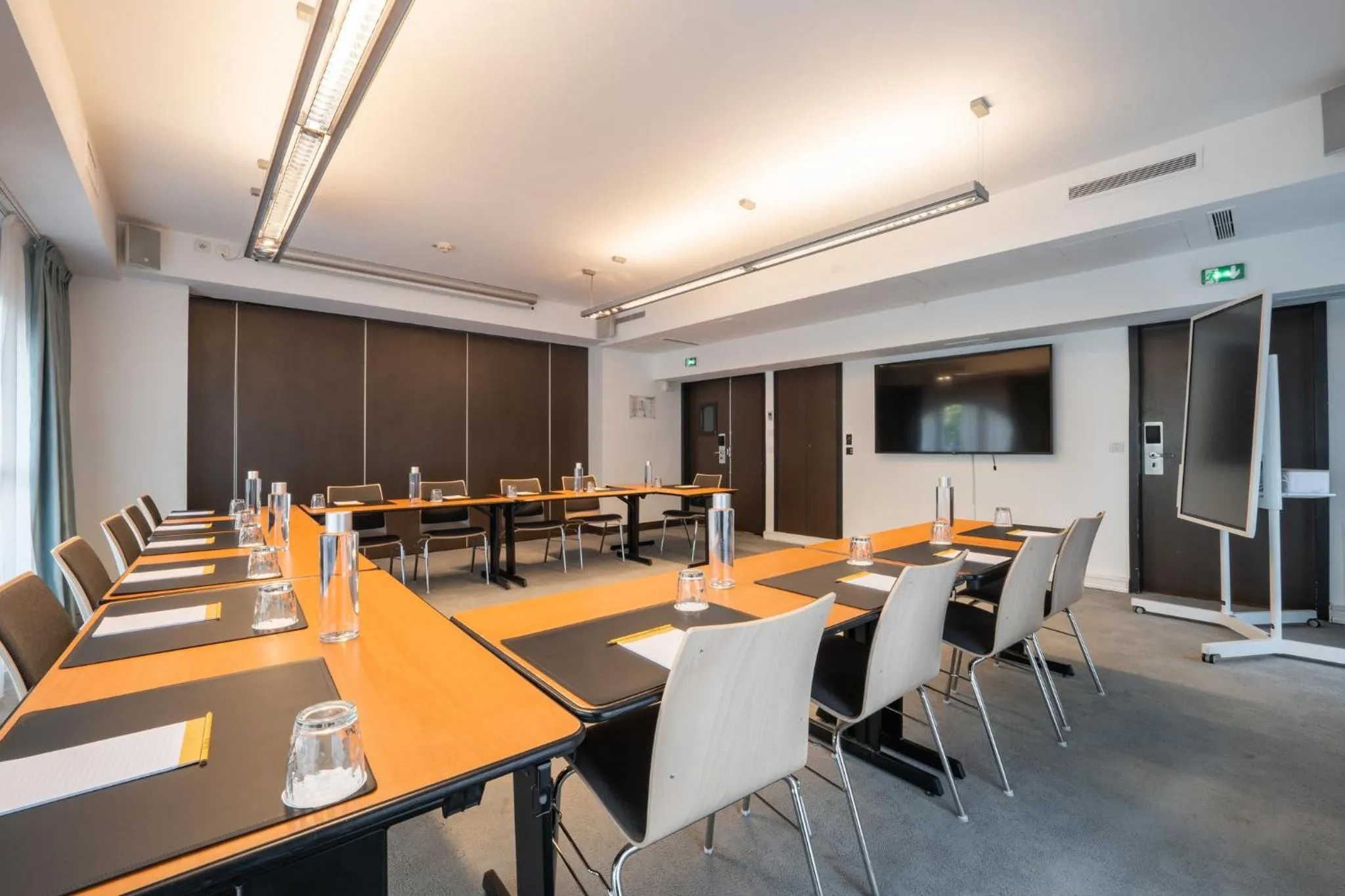 Meeting/conference room in voco Paris Montparnasse by IHG