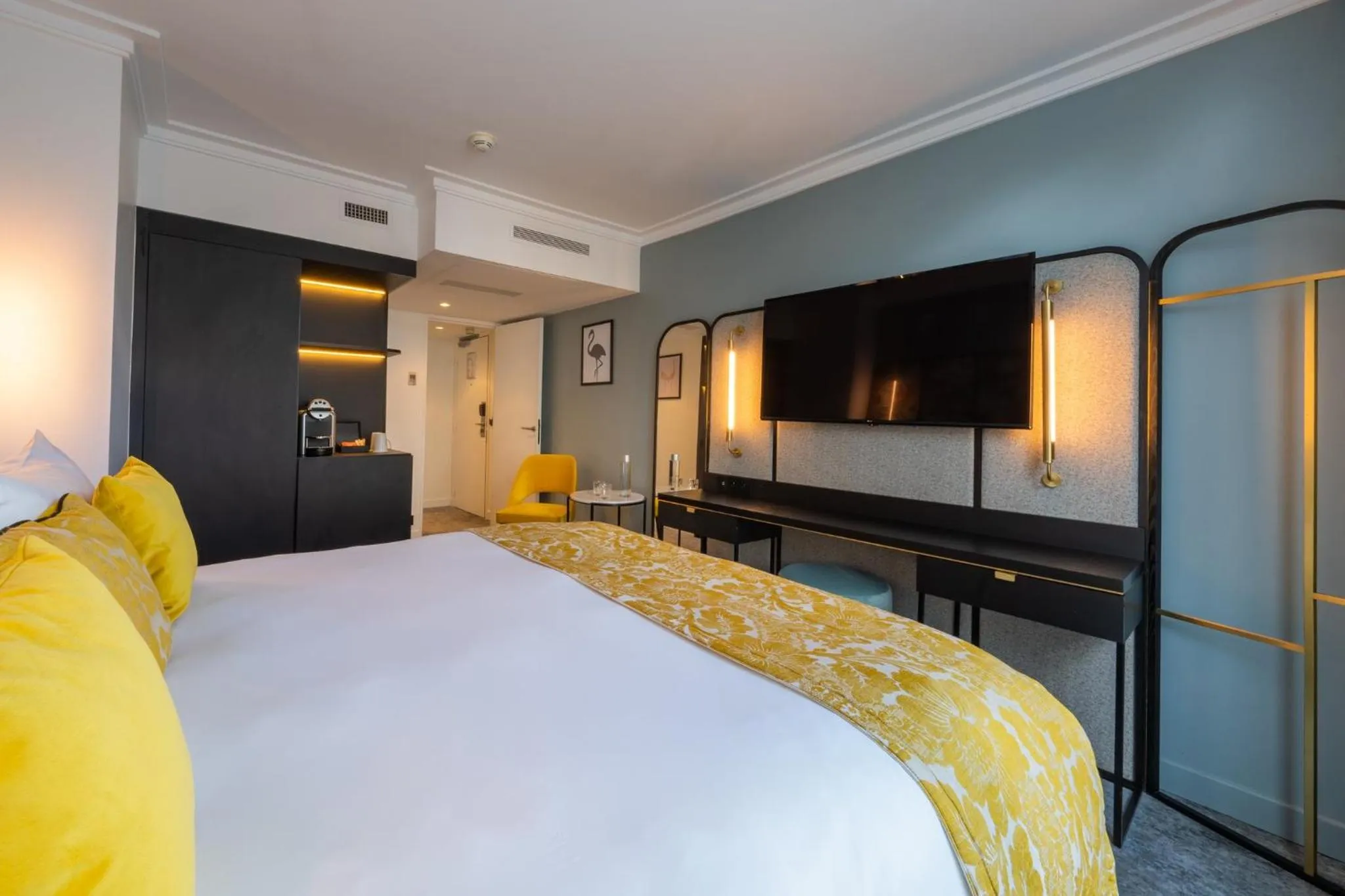 Photo of the whole room, Bed in voco Paris Montparnasse by IHG