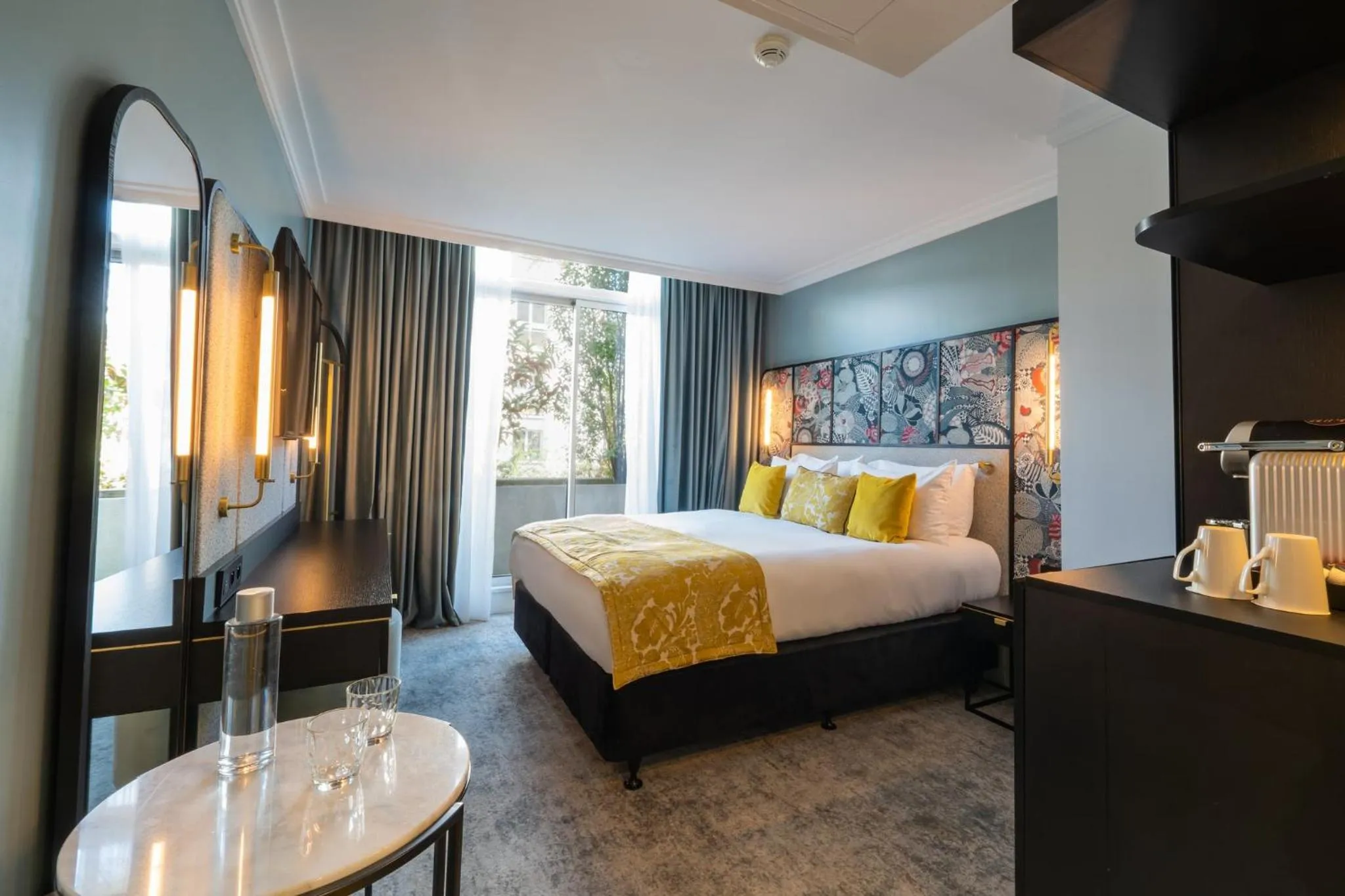 Photo of the whole room, Bed in voco Paris Montparnasse by IHG