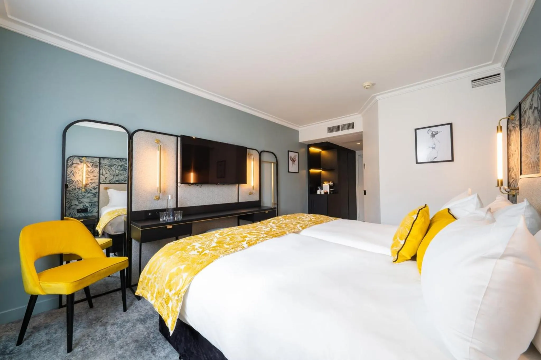 Photo of the whole room, Bed in voco Paris Montparnasse by IHG