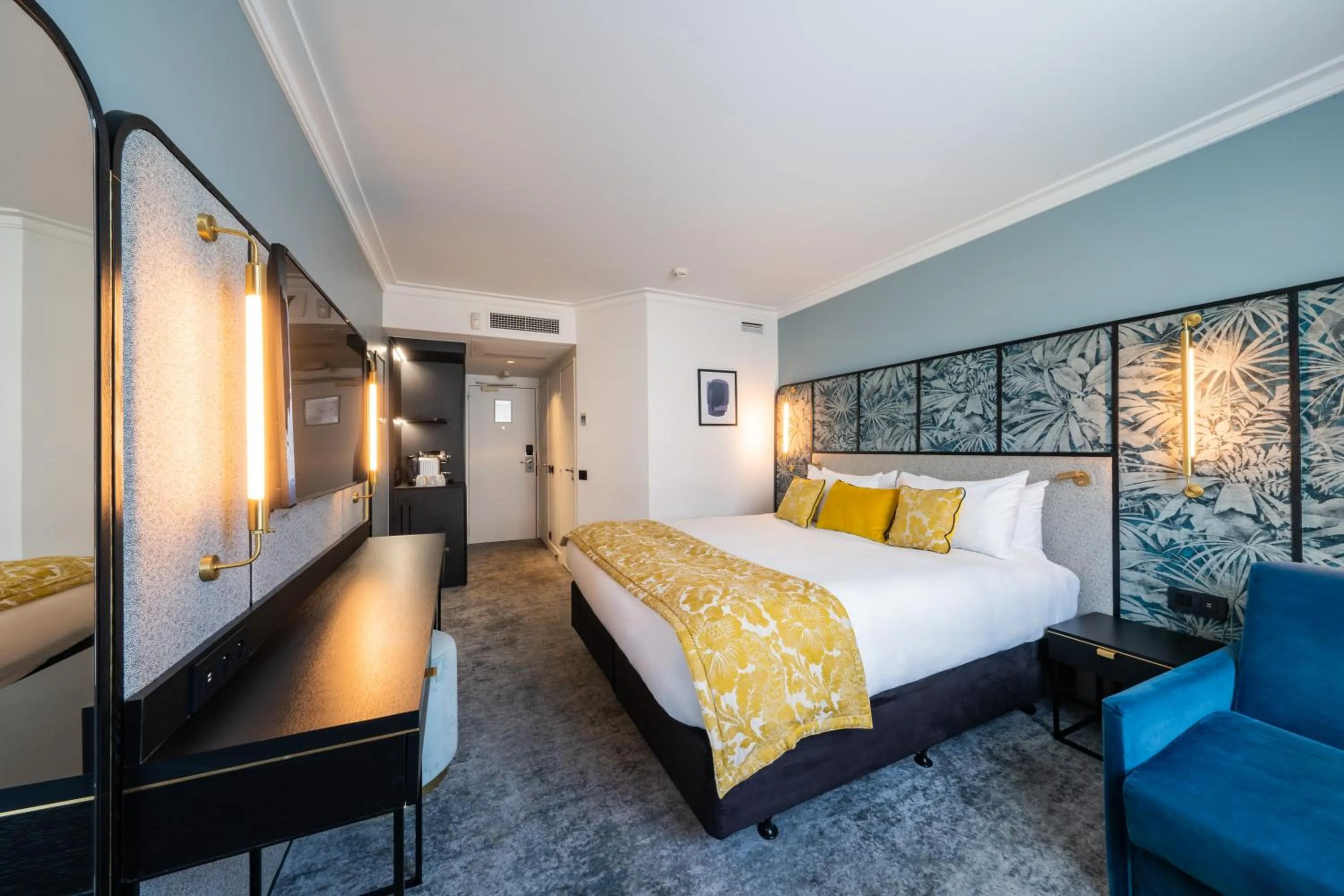 Photo of the whole room, Bed in voco Paris Montparnasse by IHG