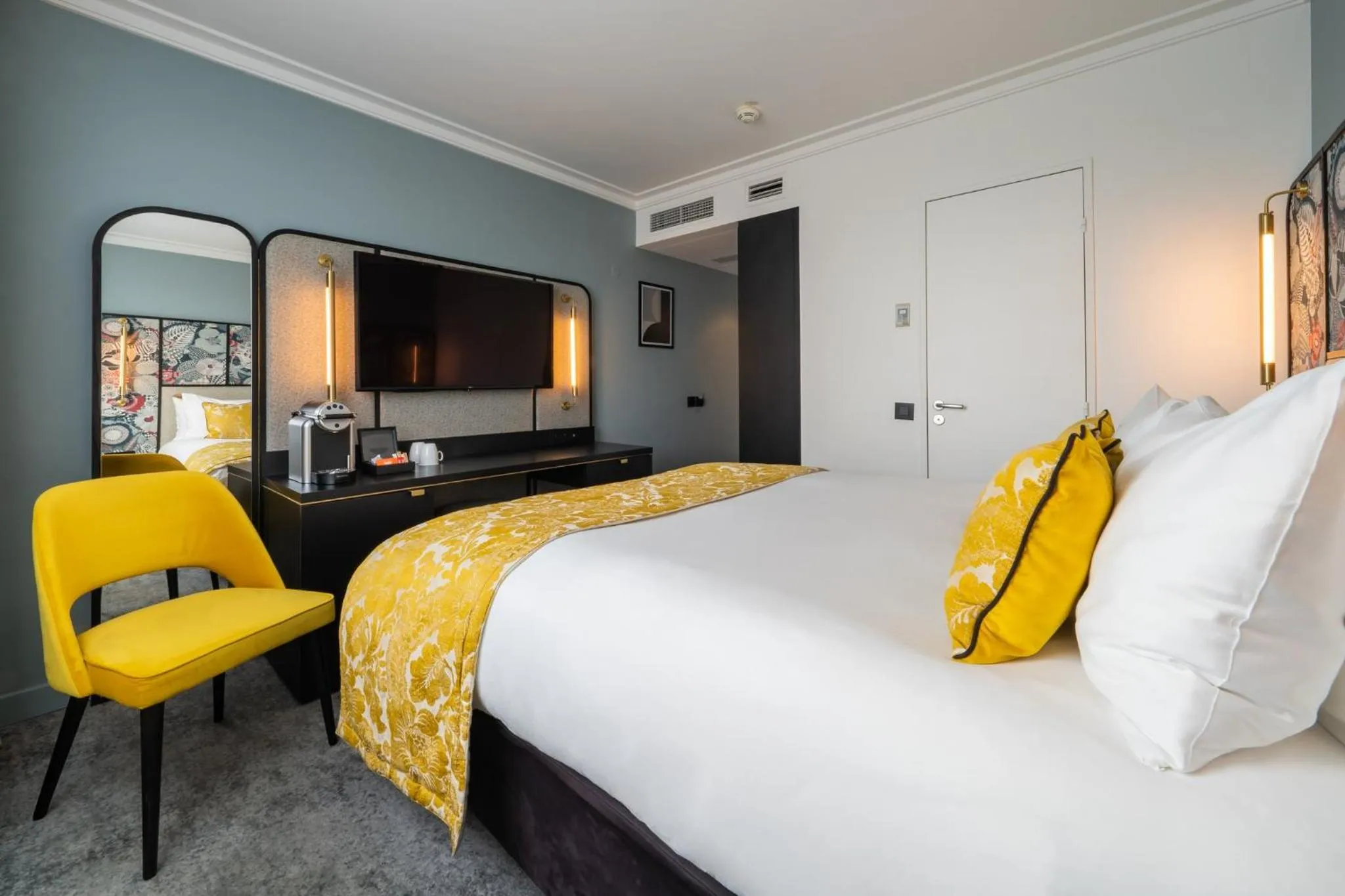 Photo of the whole room, Bed in voco Paris Montparnasse by IHG