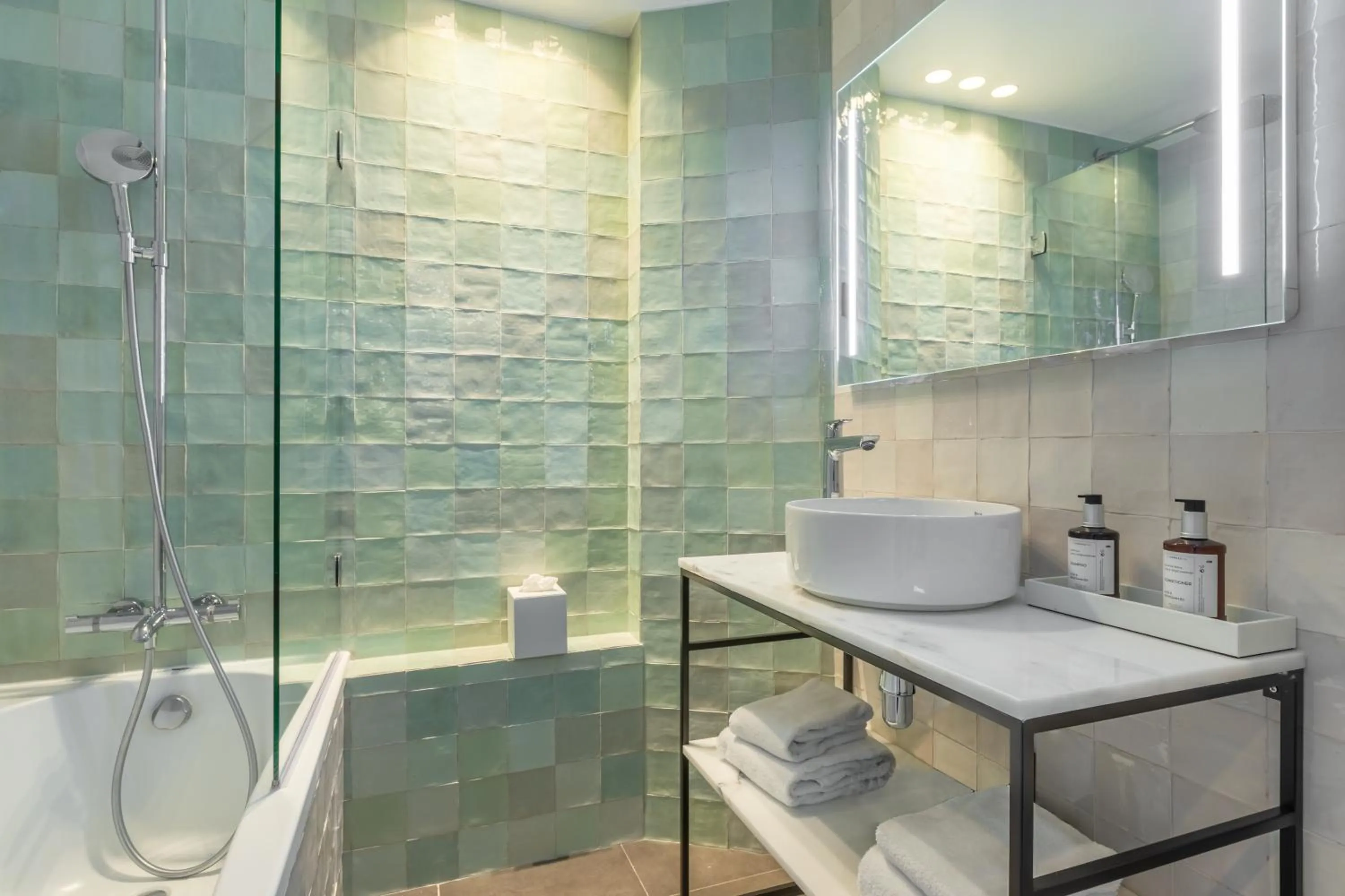 Bathroom in voco Paris Montparnasse by IHG