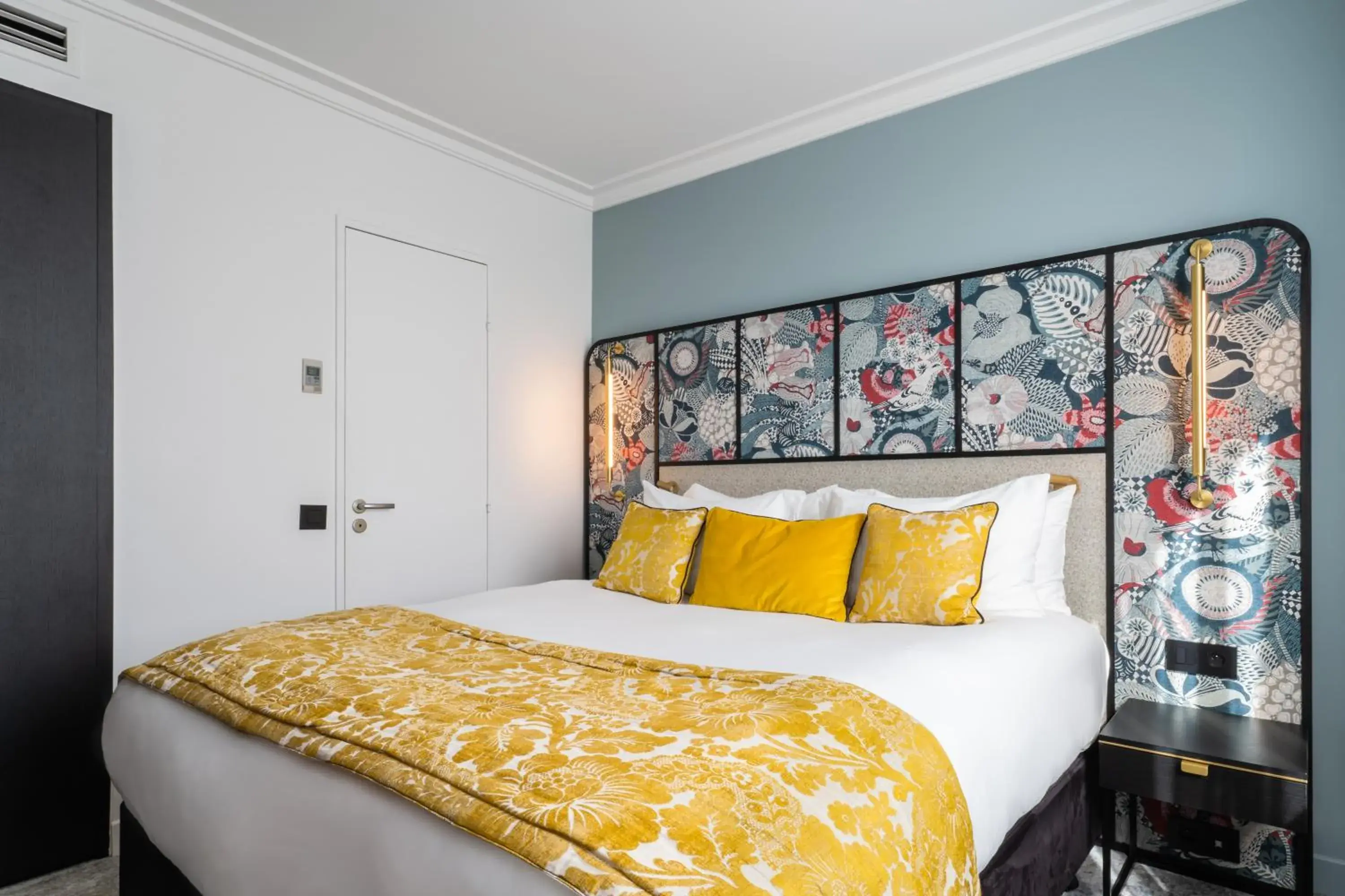 Cozy Queen Room with balcony in voco Paris Montparnasse by IHG Cozy Queen Room with balcony in voco Paris Montparnasse by IHG