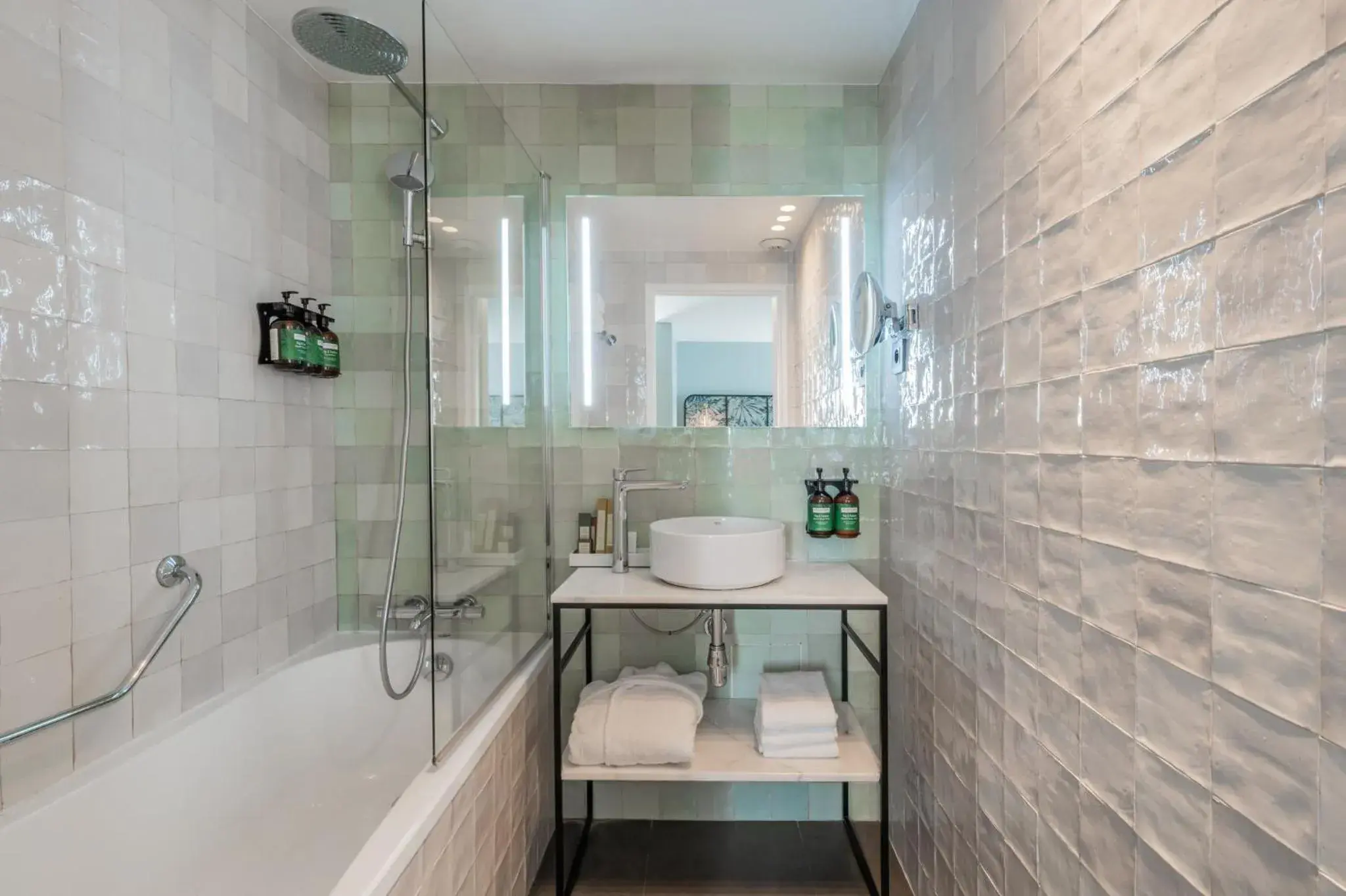 Cozy King Room with Terrace and City View in voco Paris Montparnasse by IHG Cozy King Room with Terrace and City View in voco Paris Montparnasse by IHG